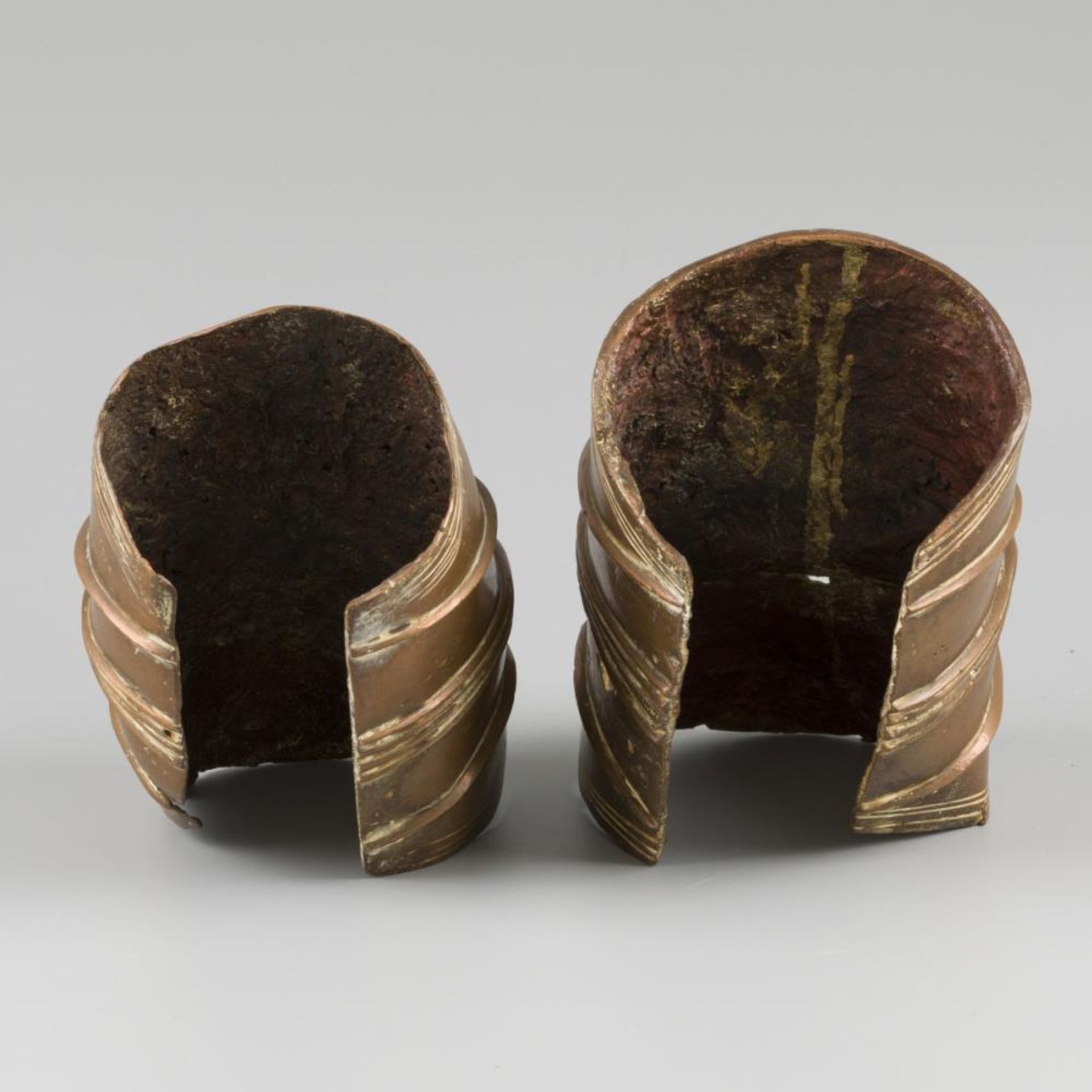 A lot comprising (2) heavy bronze bracelets / currency, West-Afrika, 19th / 20th century. - Image 3 of 4