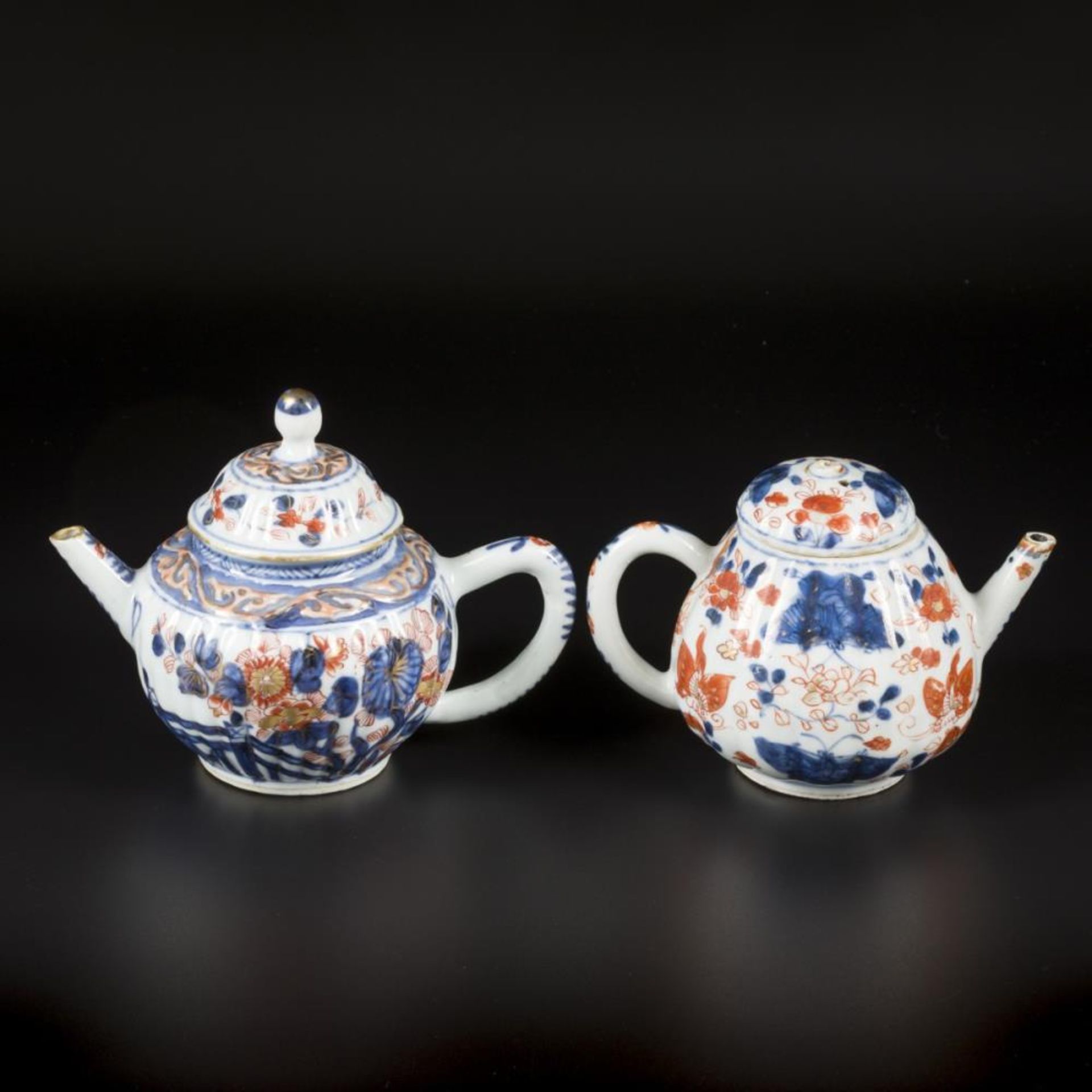 A lot of (2) porcelain teapots with Imari decoration. China, 18th century. - Image 4 of 12