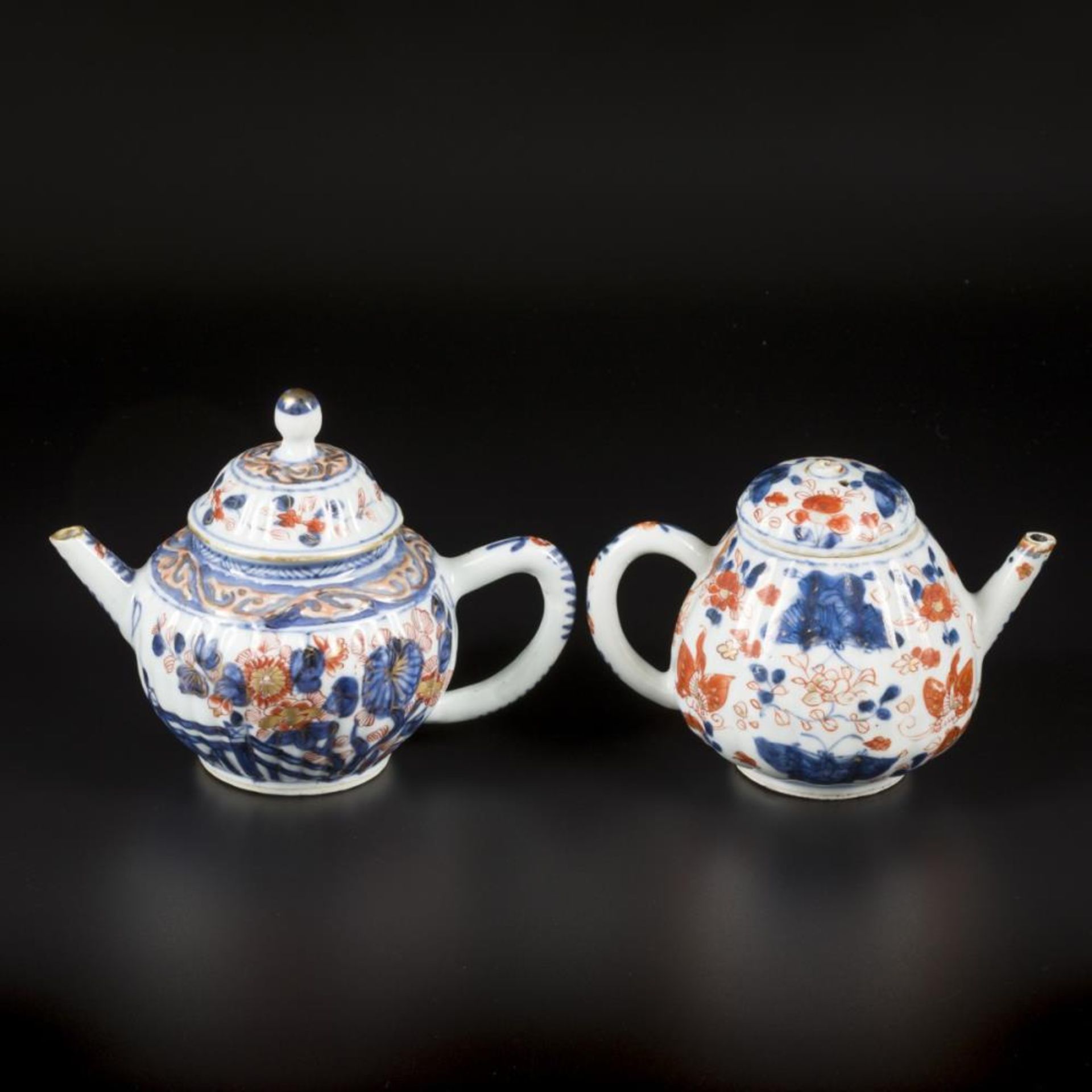 A lot of (2) porcelain teapots with Imari decoration. China, 18th century. - Image 3 of 12