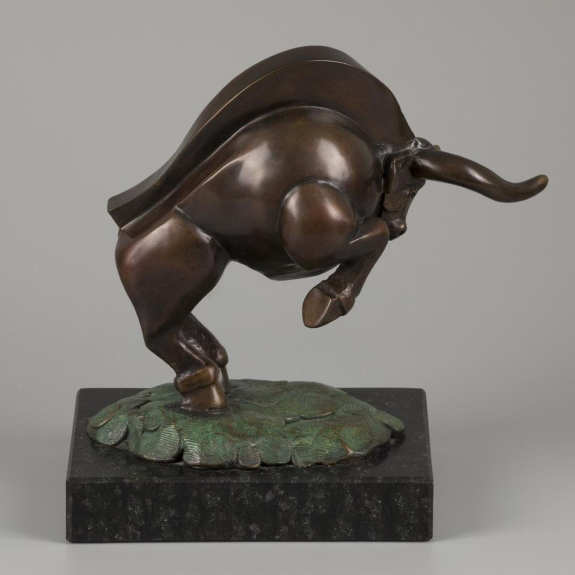 Frans van Straaten (B. Den Haag 1963), a bronze statuette of a bull on a marble base, "Bull", 2003. - Image 2 of 5