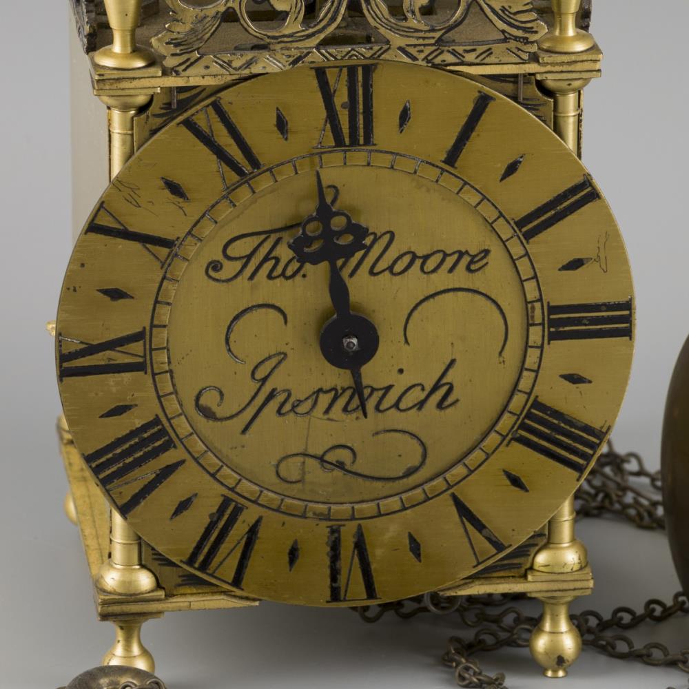 A brass English lantern clock, signed: Tho. Moore, Ipswich, 20th century. - Image 4 of 4