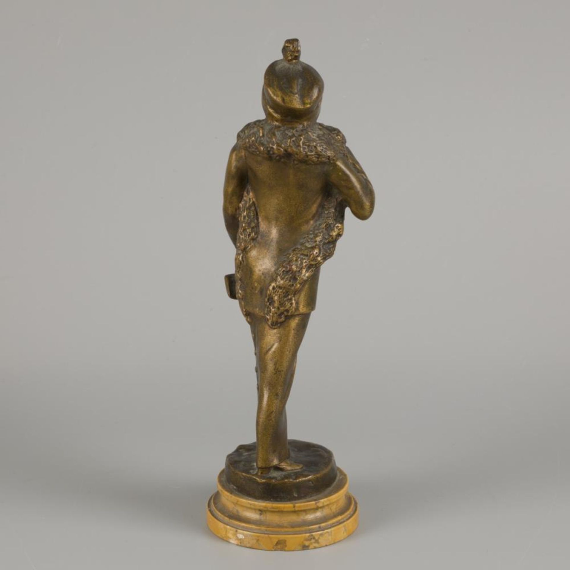 E. Thomasson (XIX-XX), A bronze sculpture of an elegant lady with a fur muff, Belgium, ca. 1900. - Image 4 of 6