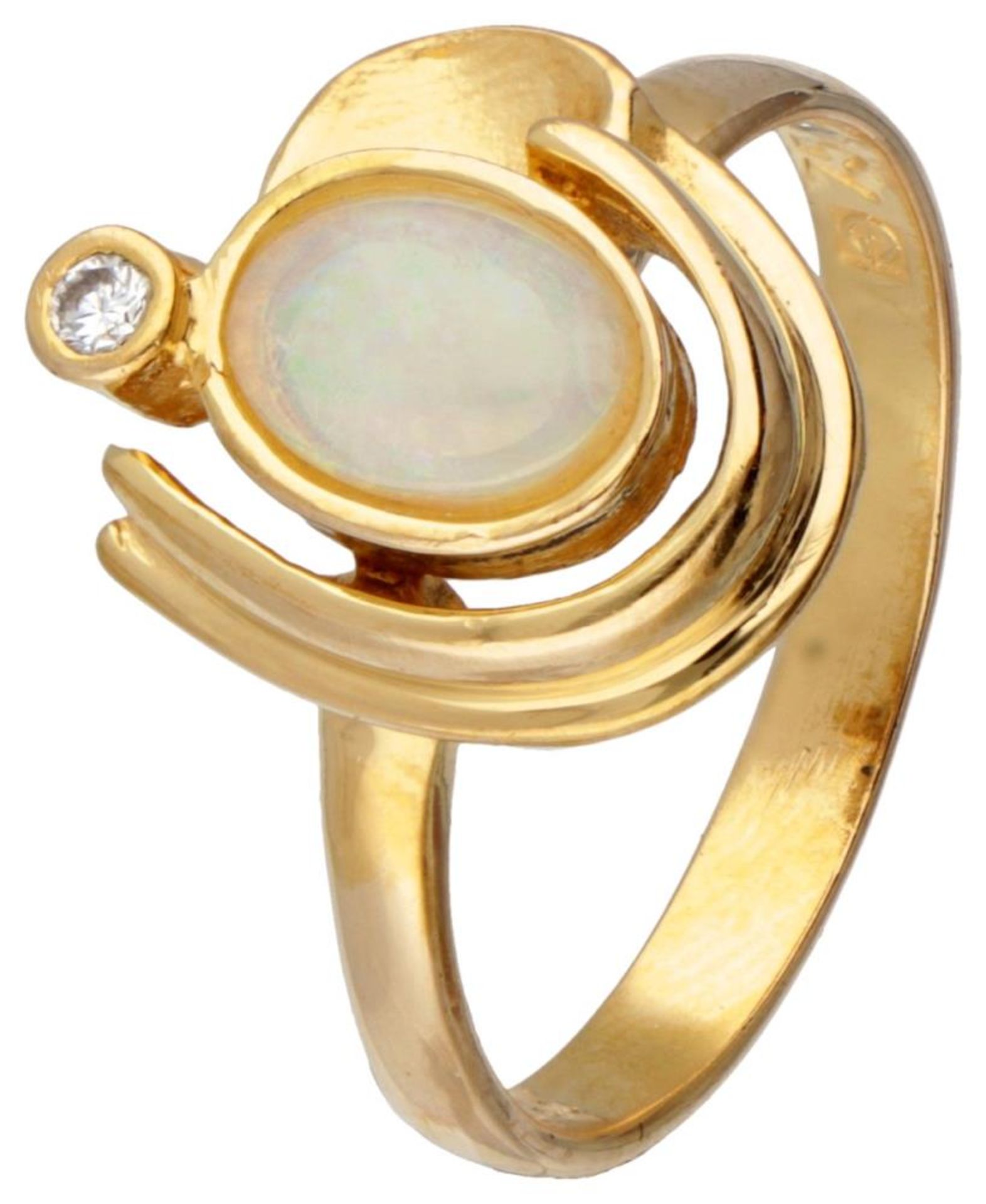 18K. Yellow gold ring set with approx. 0.42 ct. welo opal and diamond.