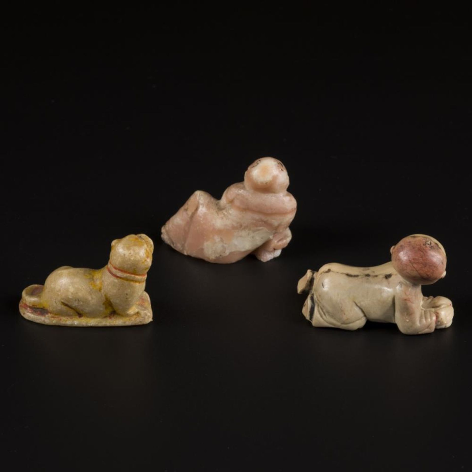 A lot of (3) soapstone figurines in the shape of a crawling and sitting man and a reclining dog. Asi - Image 3 of 4