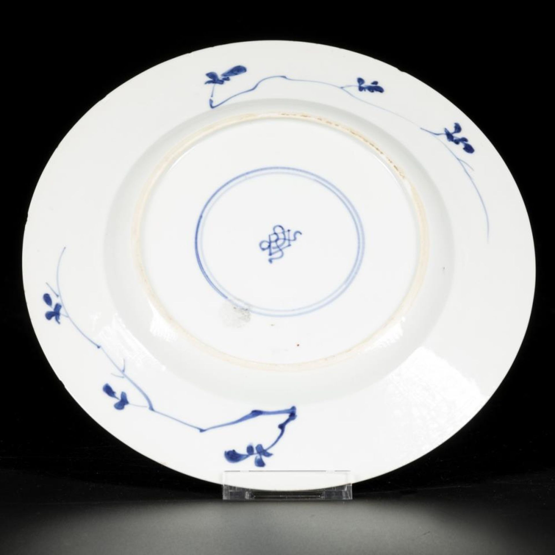 A porcelain charger with floral decoration, China, Kangxi. - Image 5 of 6