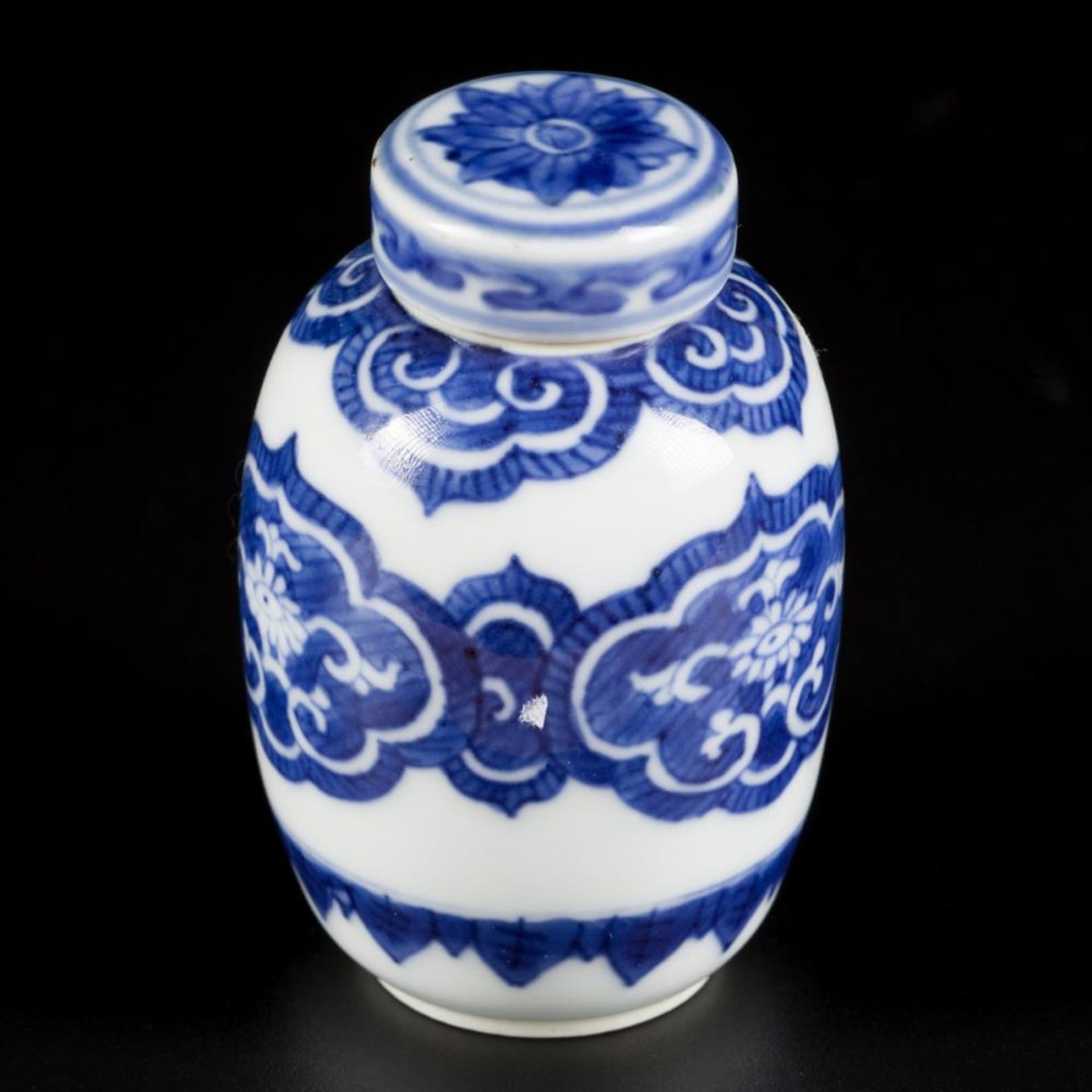 A porcelain lidded jar with floral decoration, marked Yu "jade", China, Kangxi. - Image 5 of 12