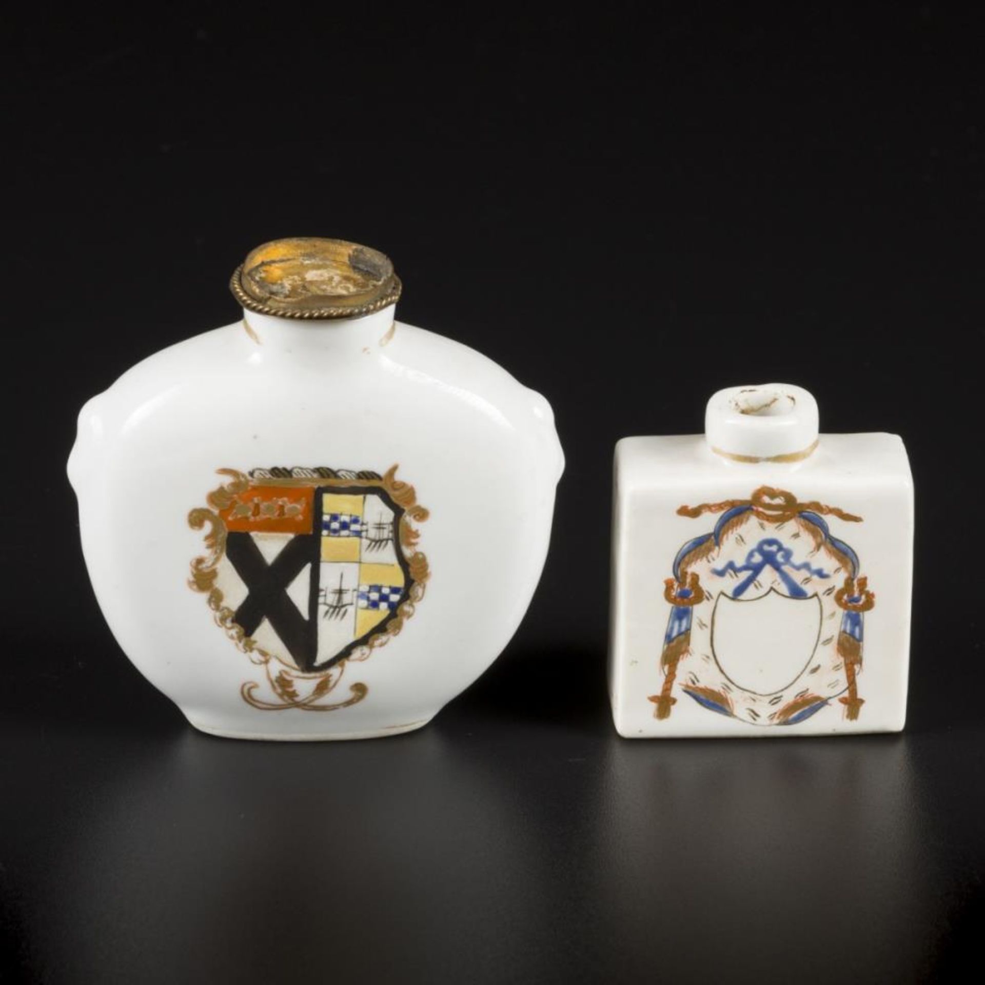 A lot of (2) porcelain snuff bottles with coat of arms decoration. China, 19th century. - Image 3 of 6