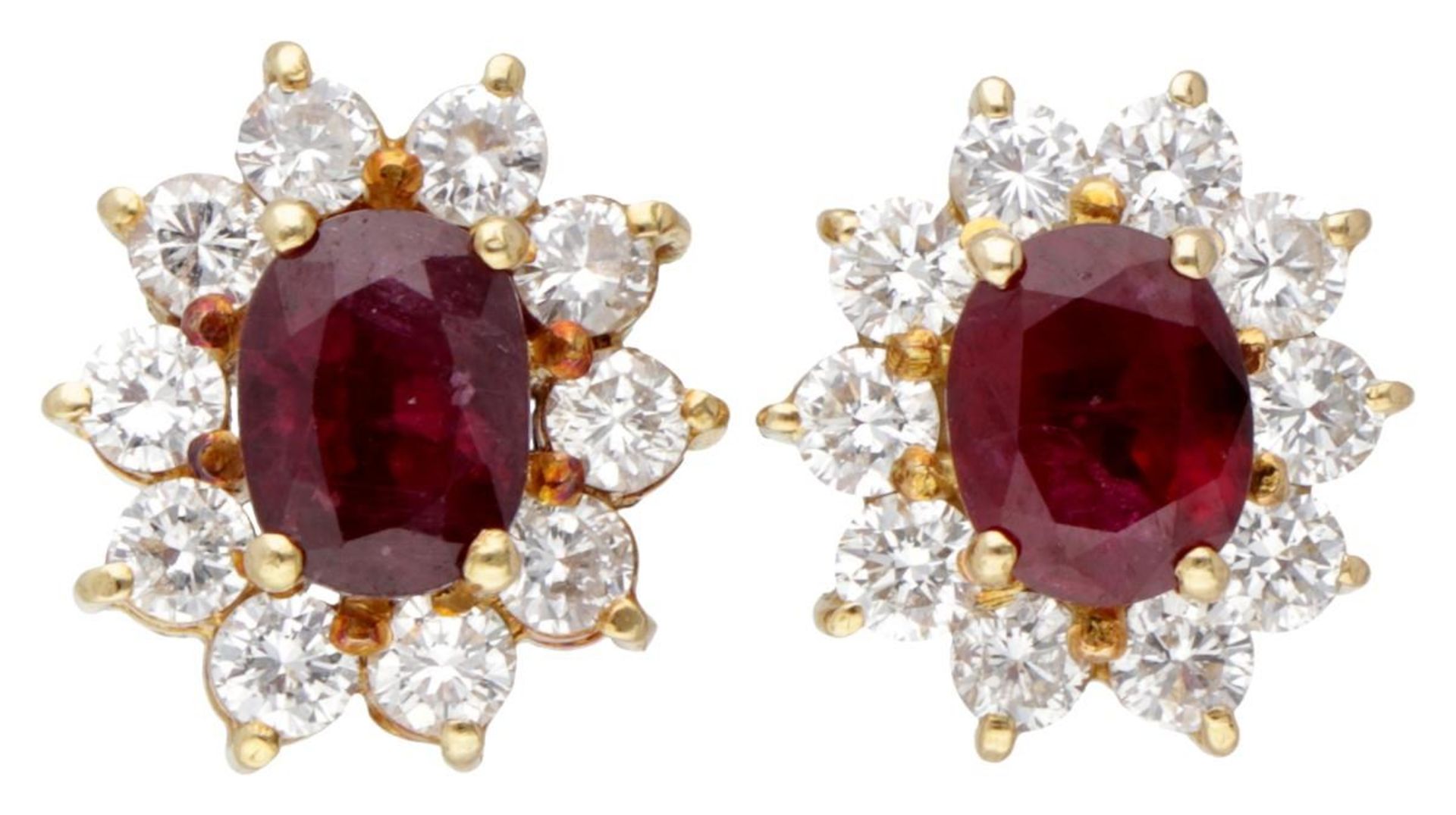 18K. Yellow gold cluster stud earrings set with approx. 0.80 ct. diamond and approx. 0.86 ct. ruby.