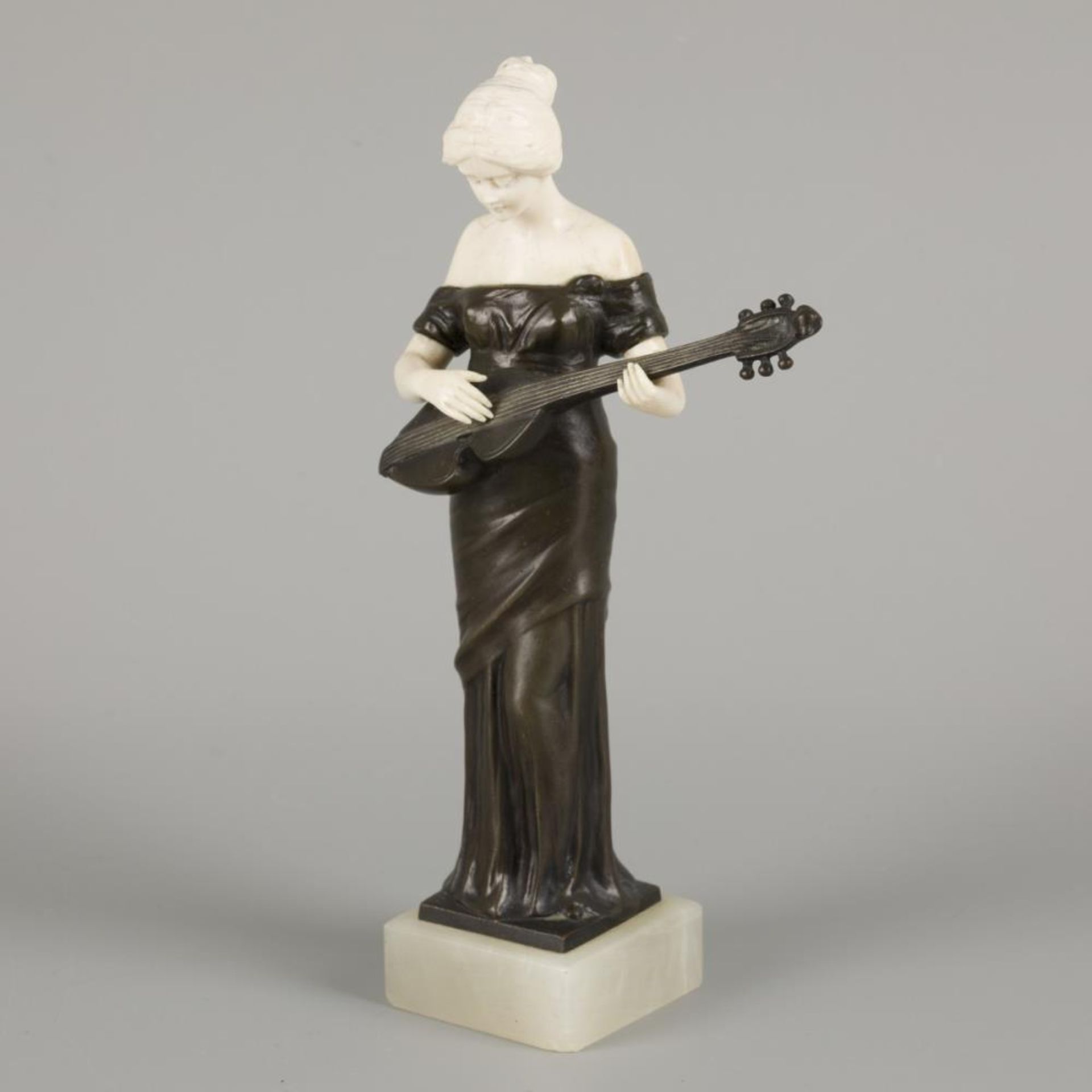 Ferdinand Lugerth (1885 - 1915), a bronze statuette of a guitar playing lady, Austria, ca. 1900. - Image 2 of 4