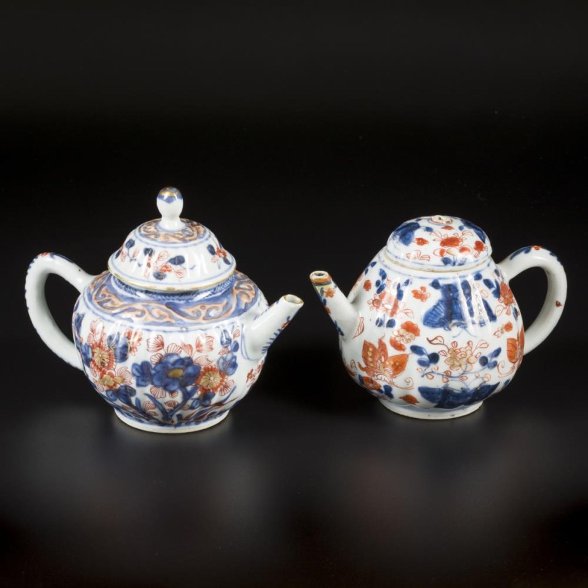 A lot of (2) porcelain teapots with Imari decoration. China, 18th century. - Image 2 of 12