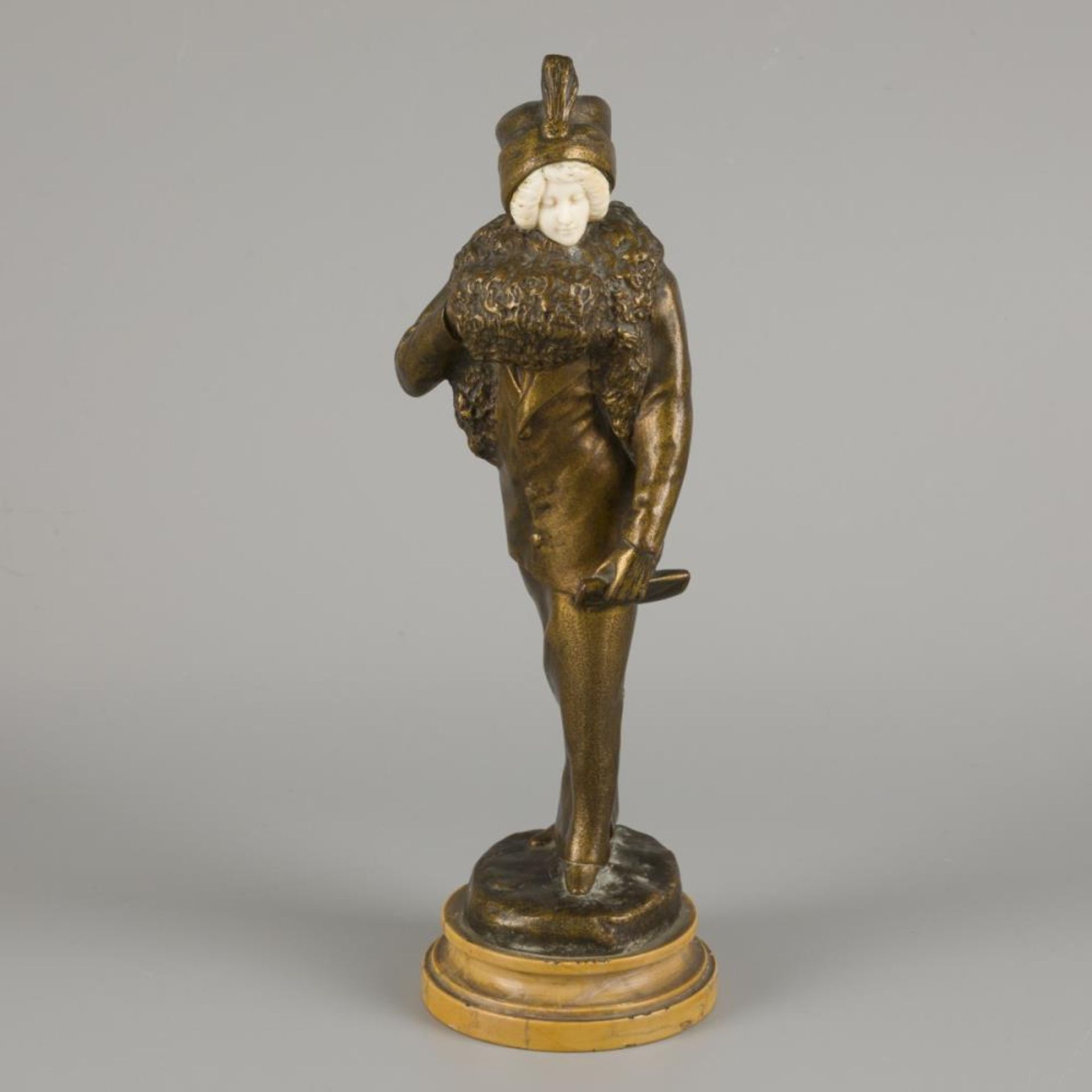 E. Thomasson (XIX-XX), A bronze sculpture of an elegant lady with a fur muff, Belgium, ca. 1900.