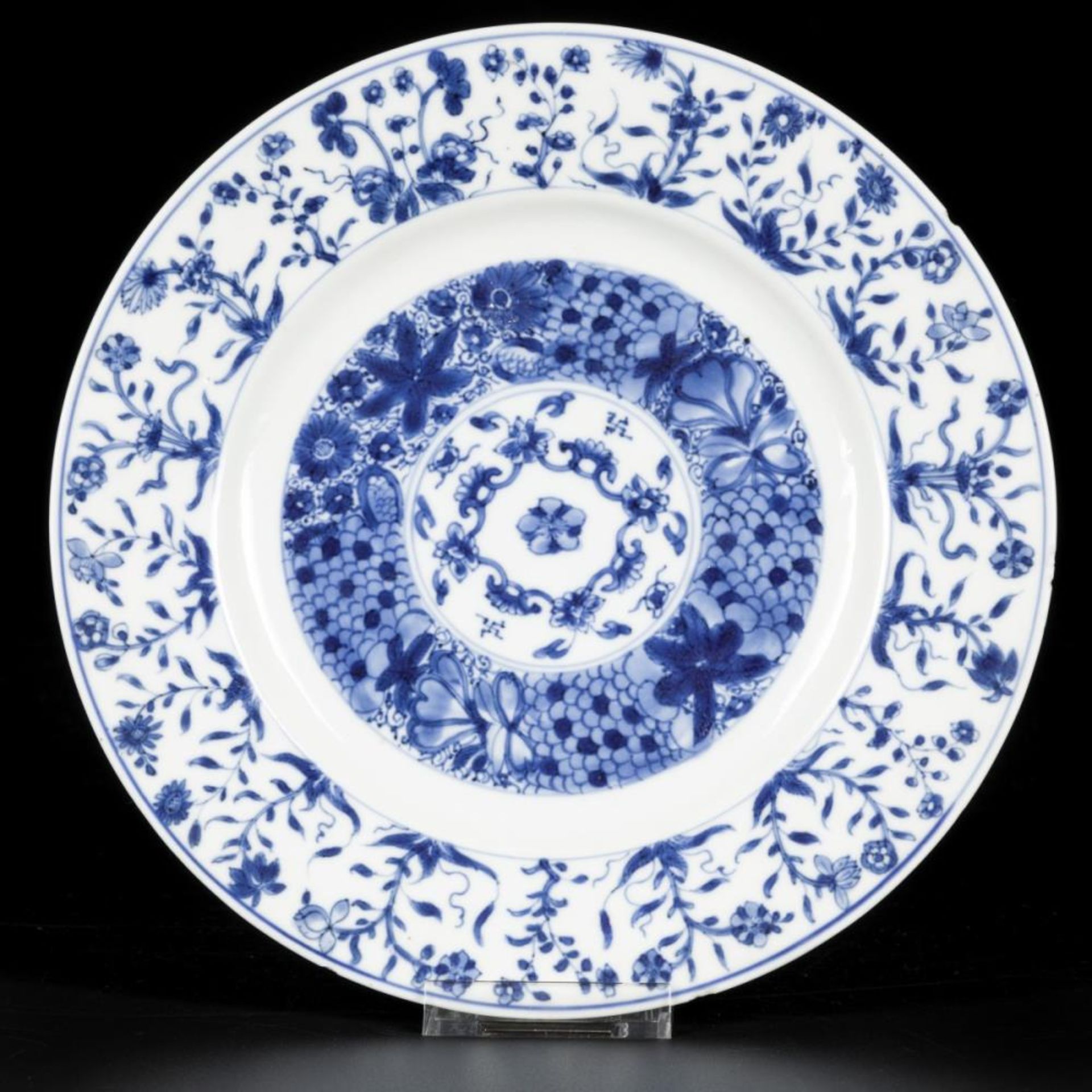 A porcelain charger with floral decoration, China, Kangxi. - Image 2 of 6