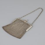 Bracket purse with chain silver.