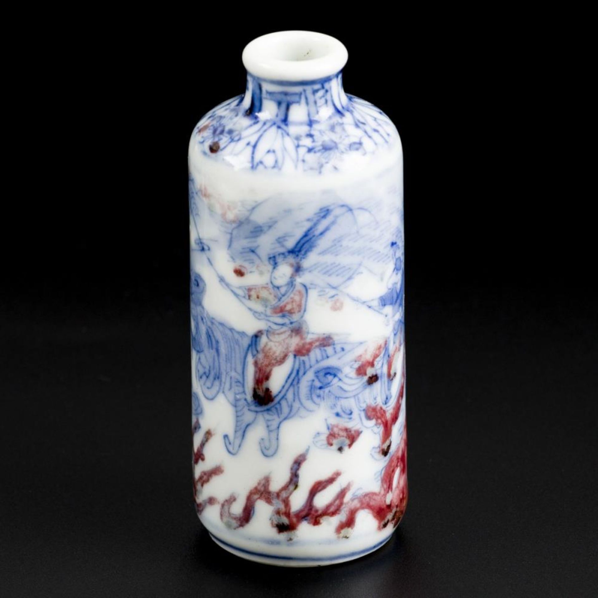 A snuff bottle, red underglaze, China, 19th century. - Image 2 of 10