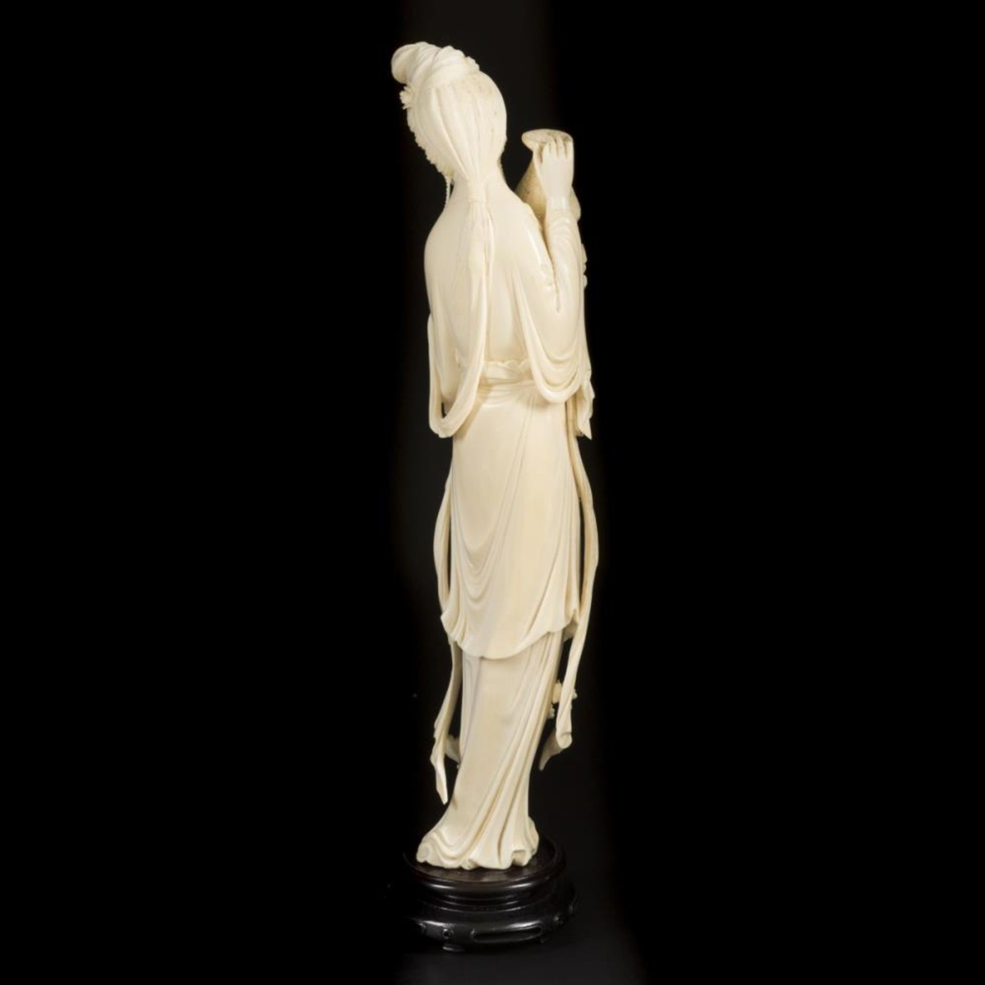 An ivory-sculpted Guan-Yin on a wooden base. China, circa 1920. - Image 4 of 6