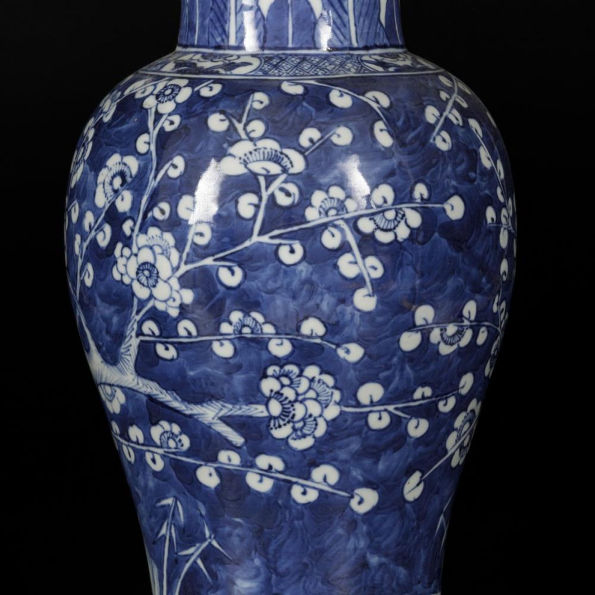 A porcelain vase with decor of prunus on broken ice, China, 19th century. - Image 7 of 18