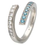 18K. White gold ring set with approx. 0.28 ct. white and blue diamonds.