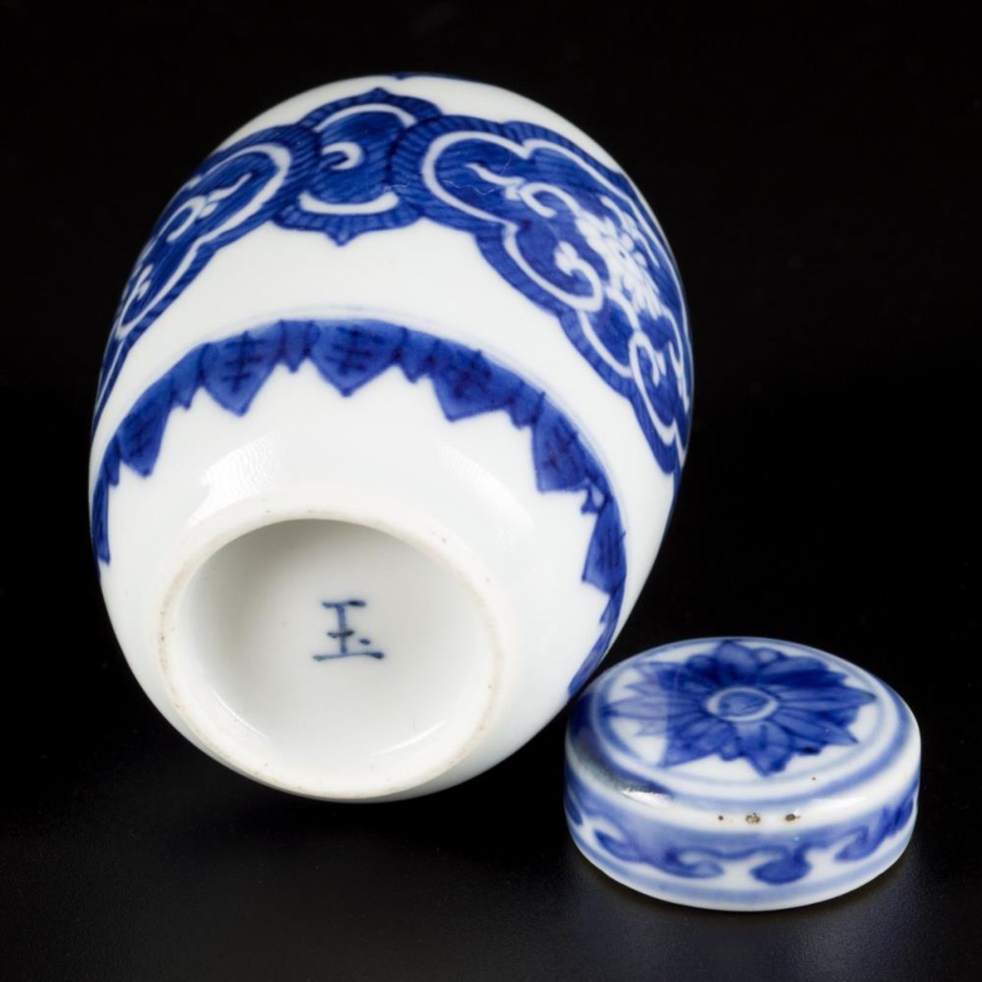 A porcelain lidded jar with floral decoration, marked Yu "jade", China, Kangxi. - Image 11 of 12