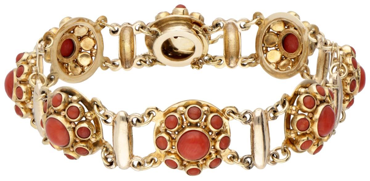 BLA 8K. yellow gold vintage bracelet set with approx. 5.12 ct. red coral.