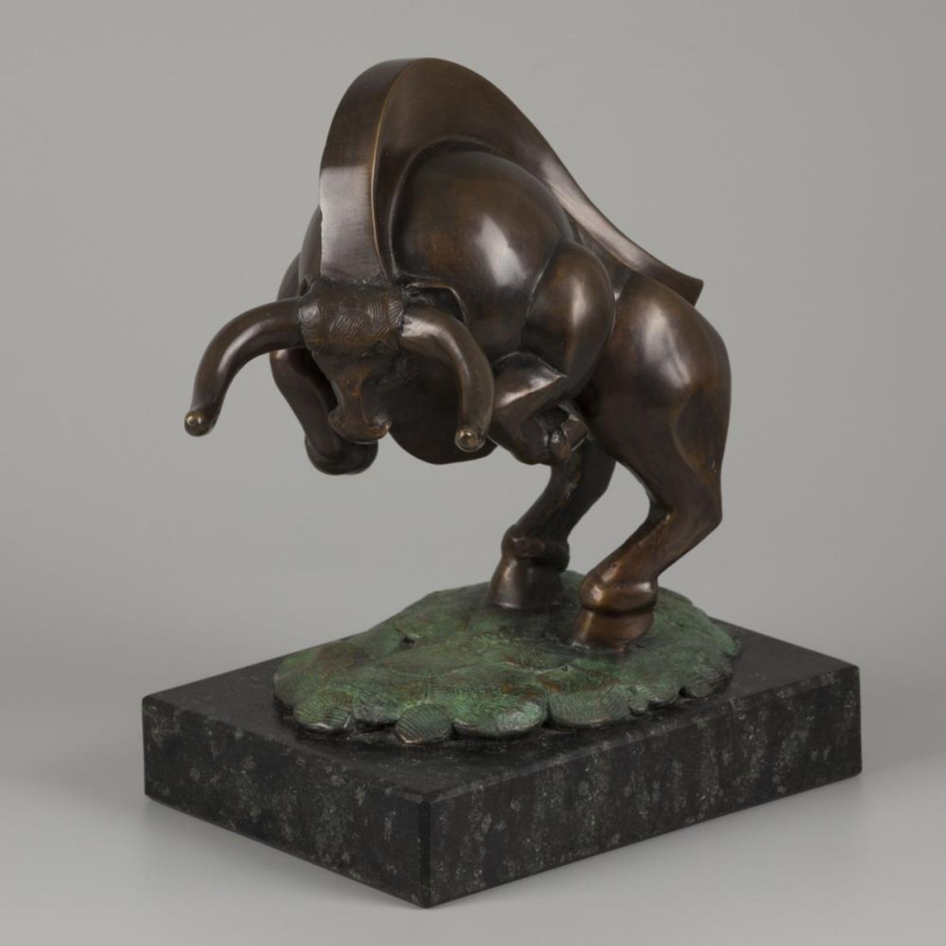 Frans van Straaten (B. Den Haag 1963), a bronze statuette of a bull on a marble base, "Bull", 2003.