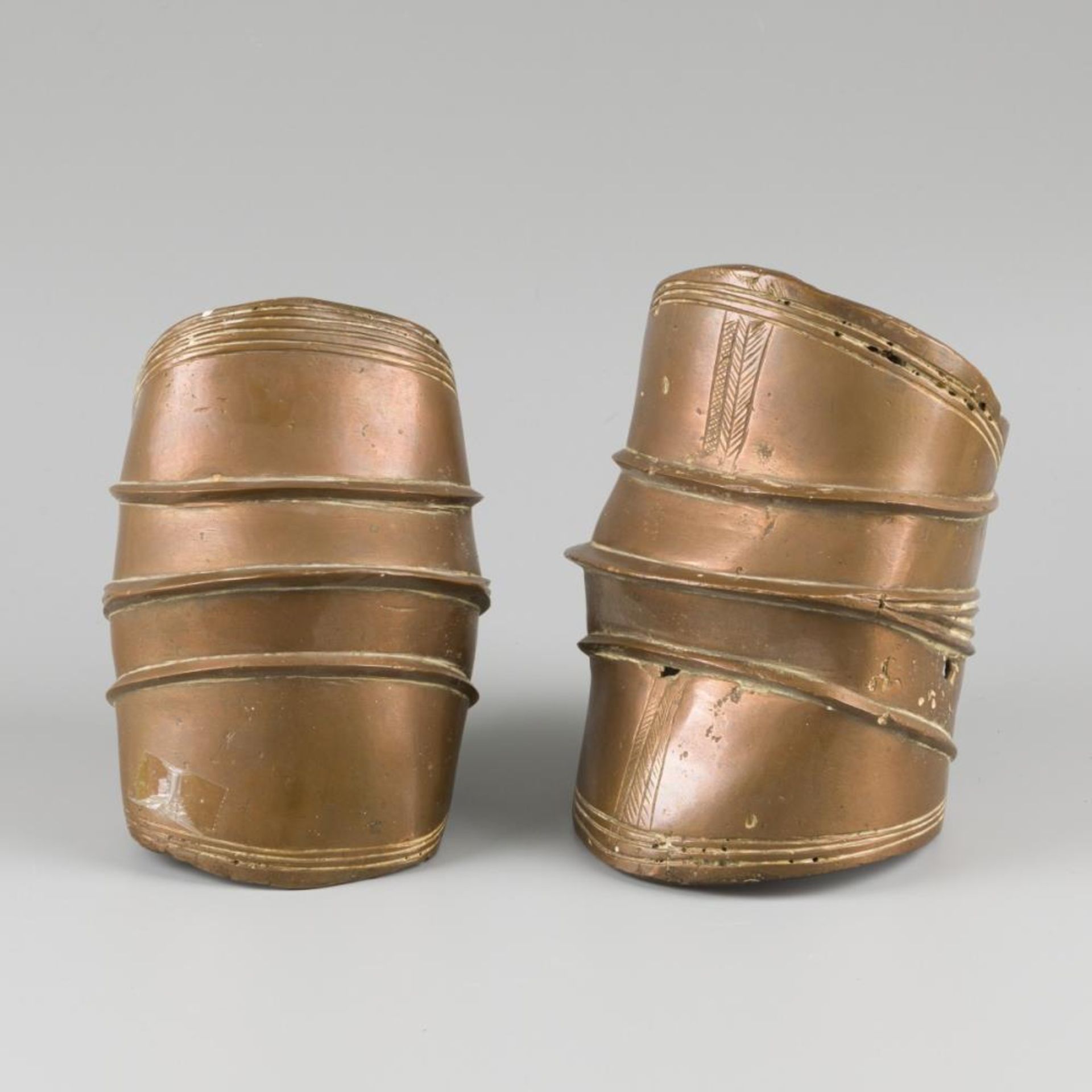 A lot comprising (2) heavy bronze bracelets / currency, West-Afrika, 19th / 20th century. - Image 2 of 4
