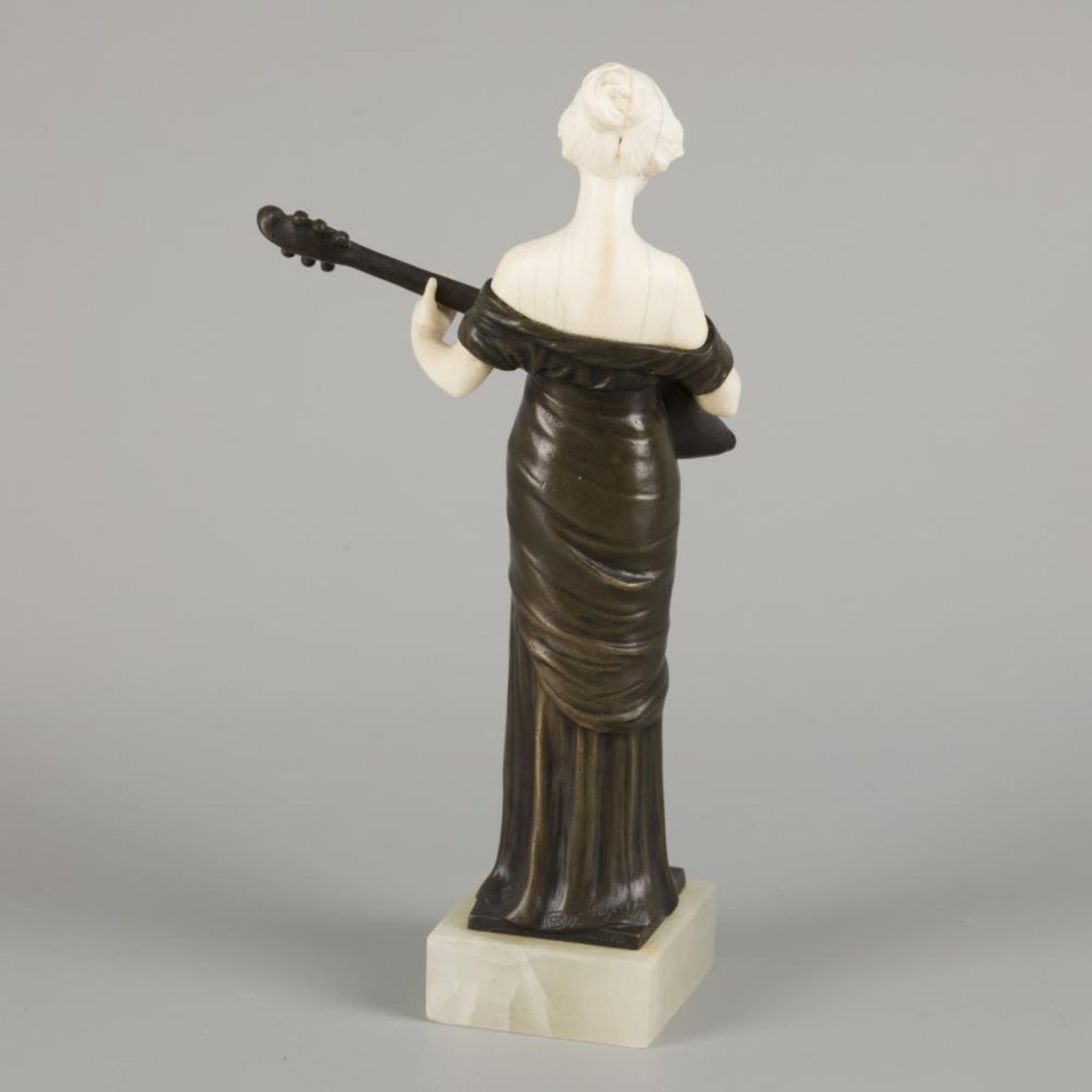 Ferdinand Lugerth (1885 - 1915), a bronze statuette of a guitar playing lady, Austria, ca. 1900. - Image 4 of 4