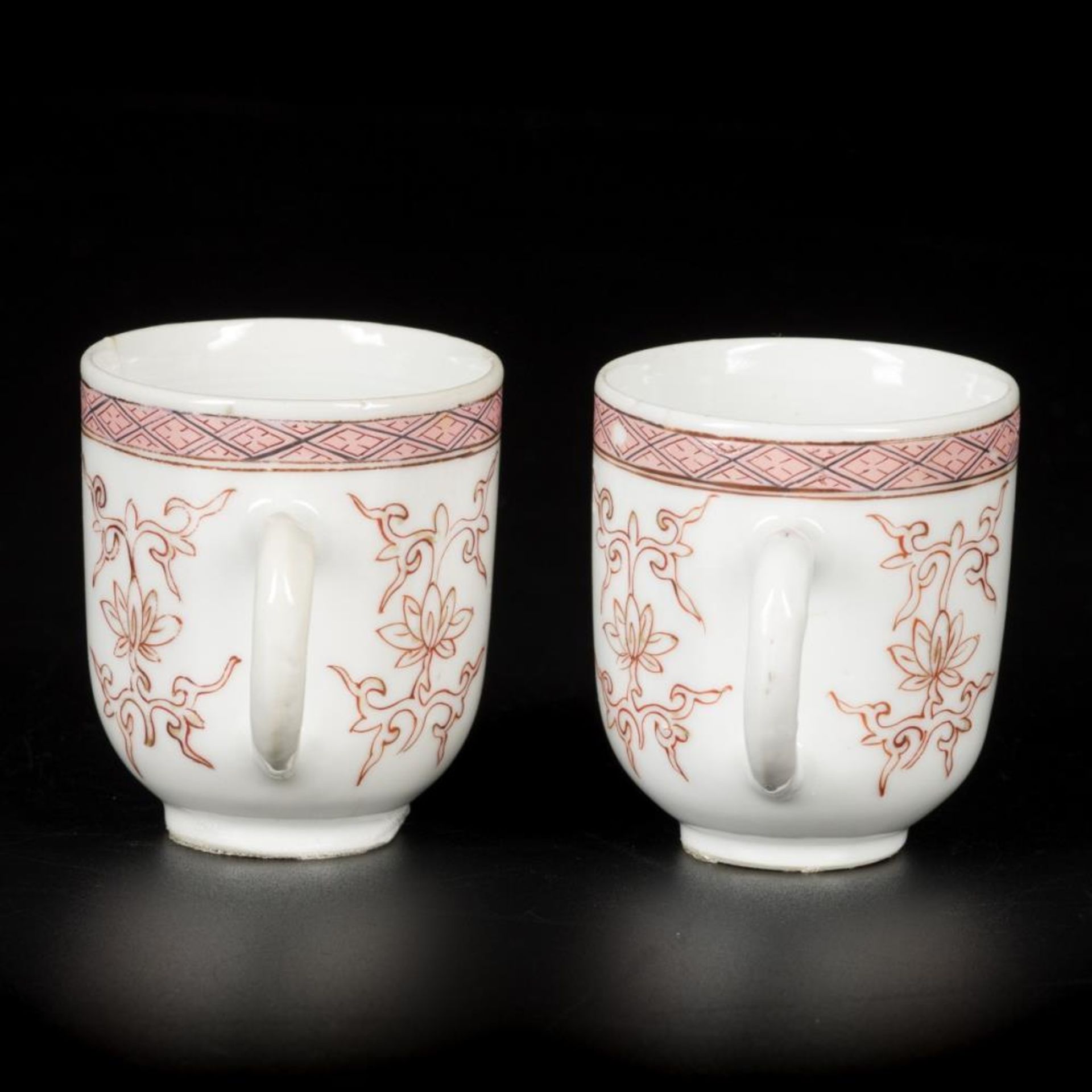 A lot comprised of (2) porcelain famille rose cups with handle, with grisaille Ballon decor, China, - Image 3 of 8