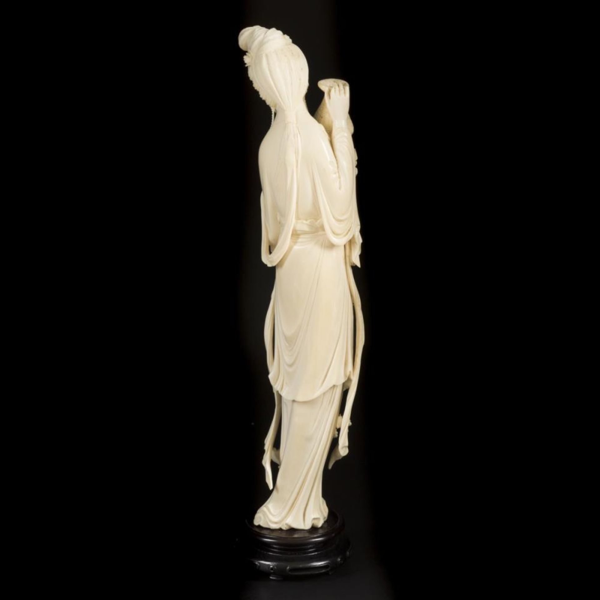 An ivory-sculpted Guan-Yin on a wooden base. China, circa 1920. - Image 3 of 6