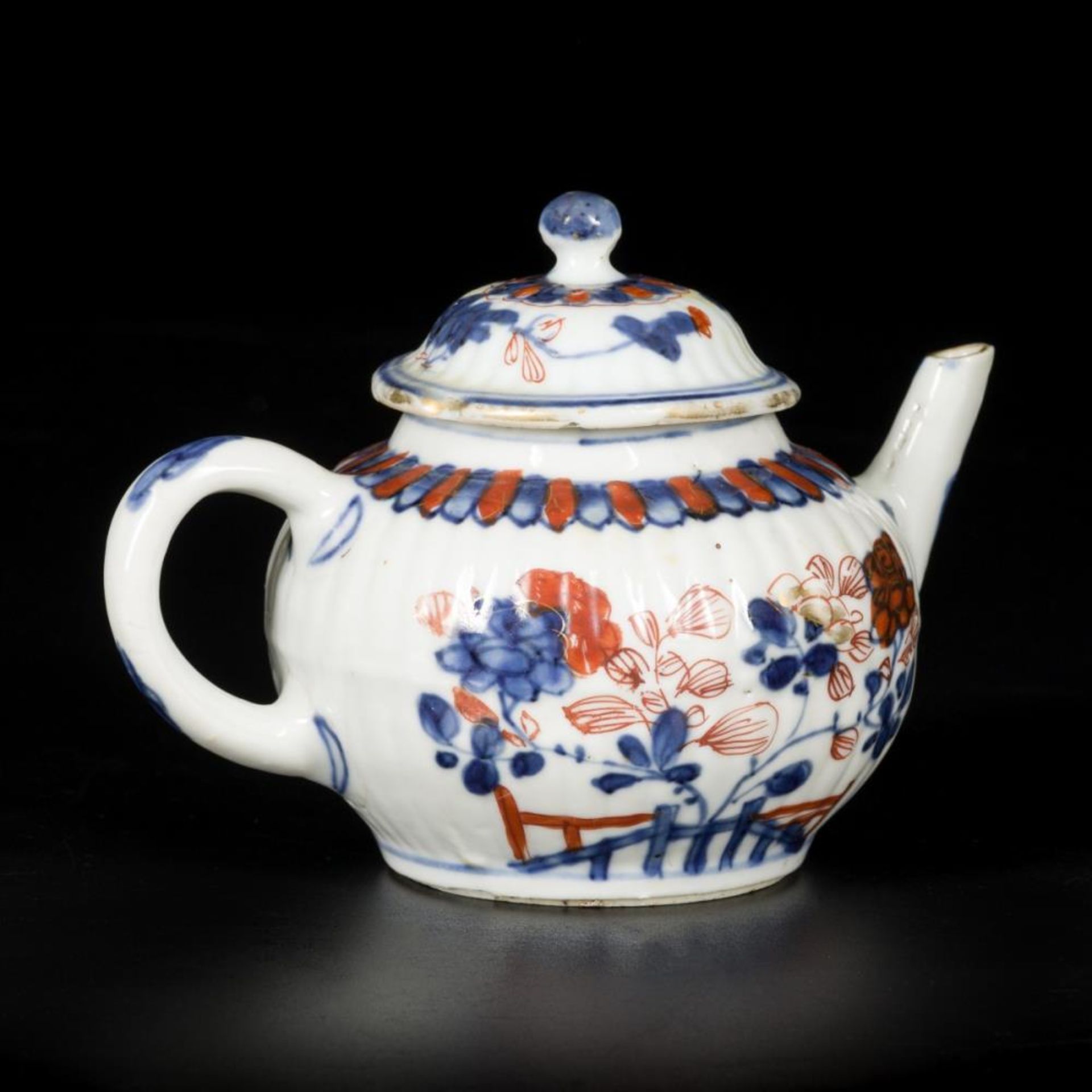 A porcelain Imari teapot with lid, China, 18th century. - Image 2 of 8