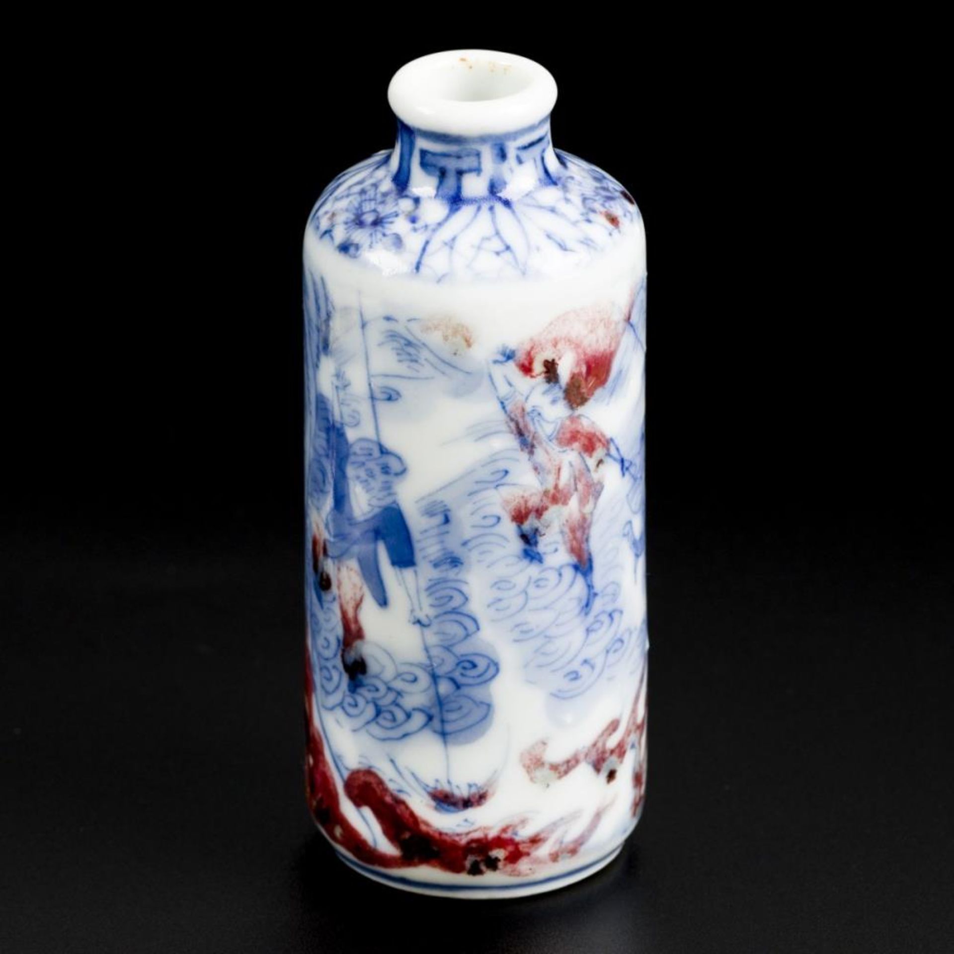 A snuff bottle, red underglaze, China, 19th century. - Image 3 of 10