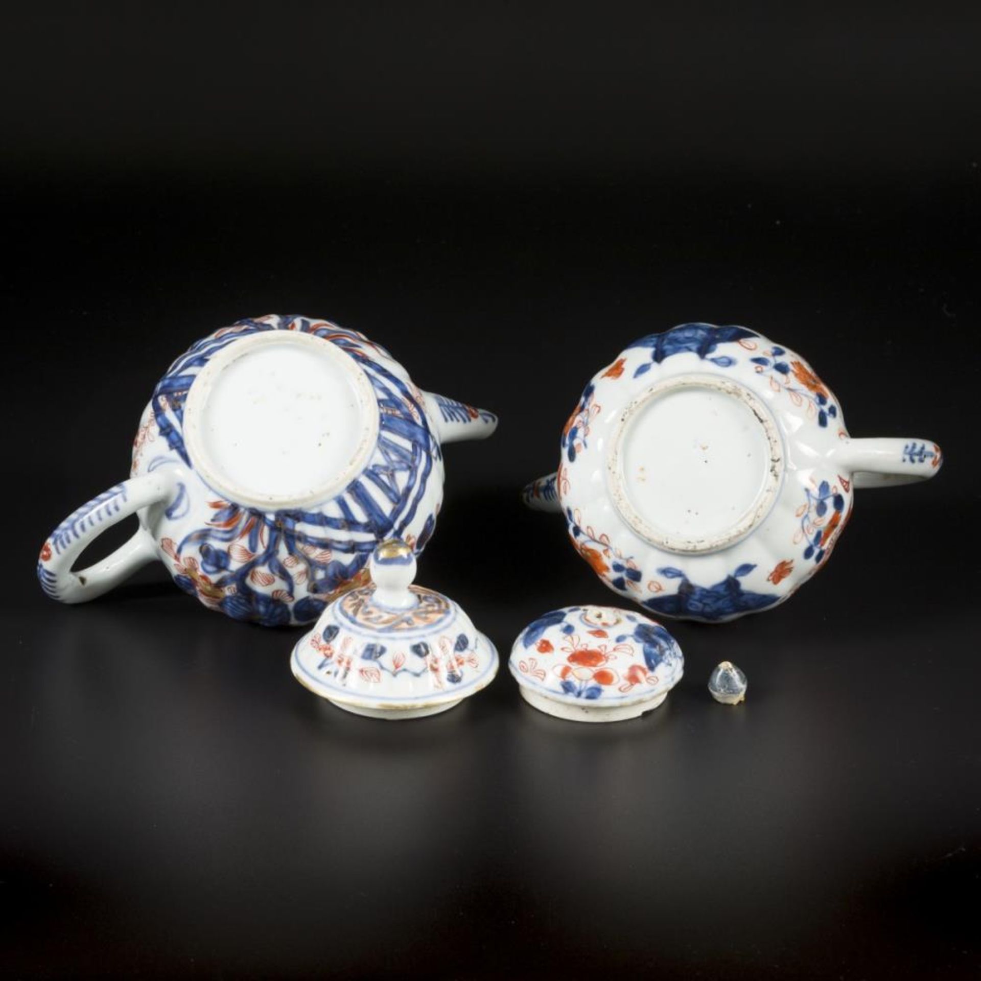 A lot of (2) porcelain teapots with Imari decoration. China, 18th century. - Image 11 of 12