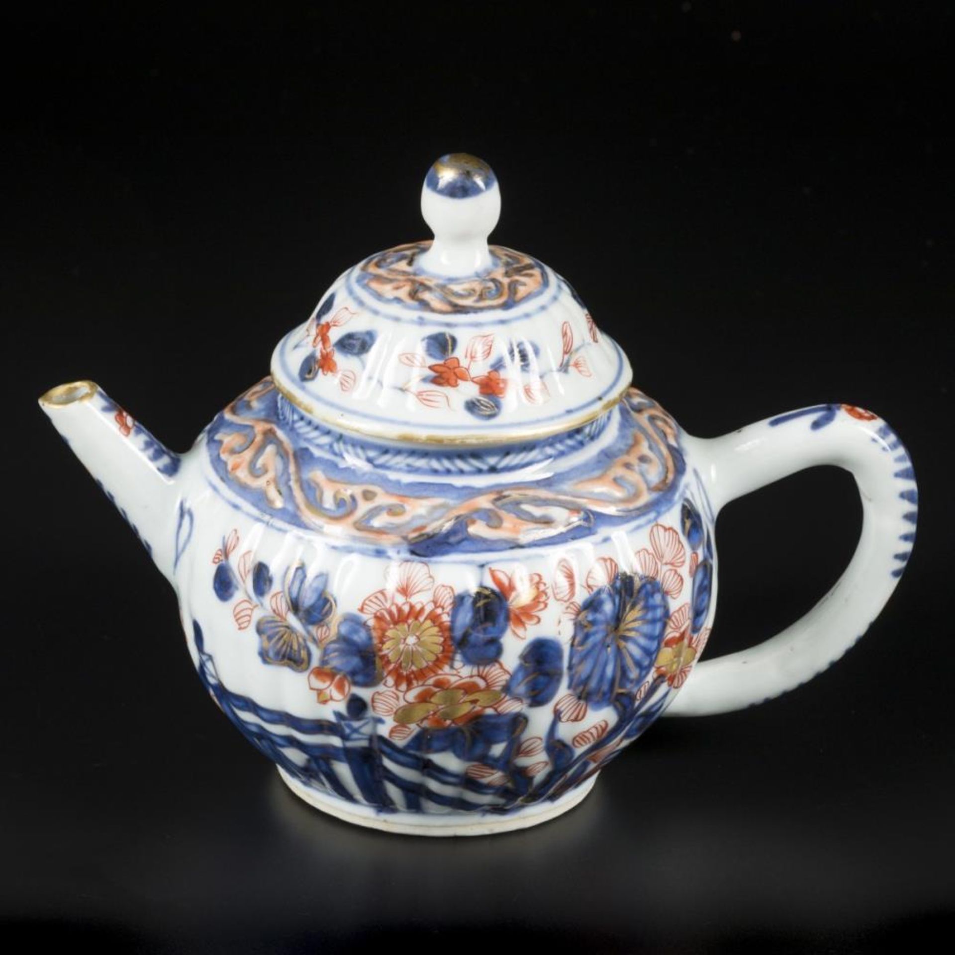 A lot of (2) porcelain teapots with Imari decoration. China, 18th century. - Image 6 of 12