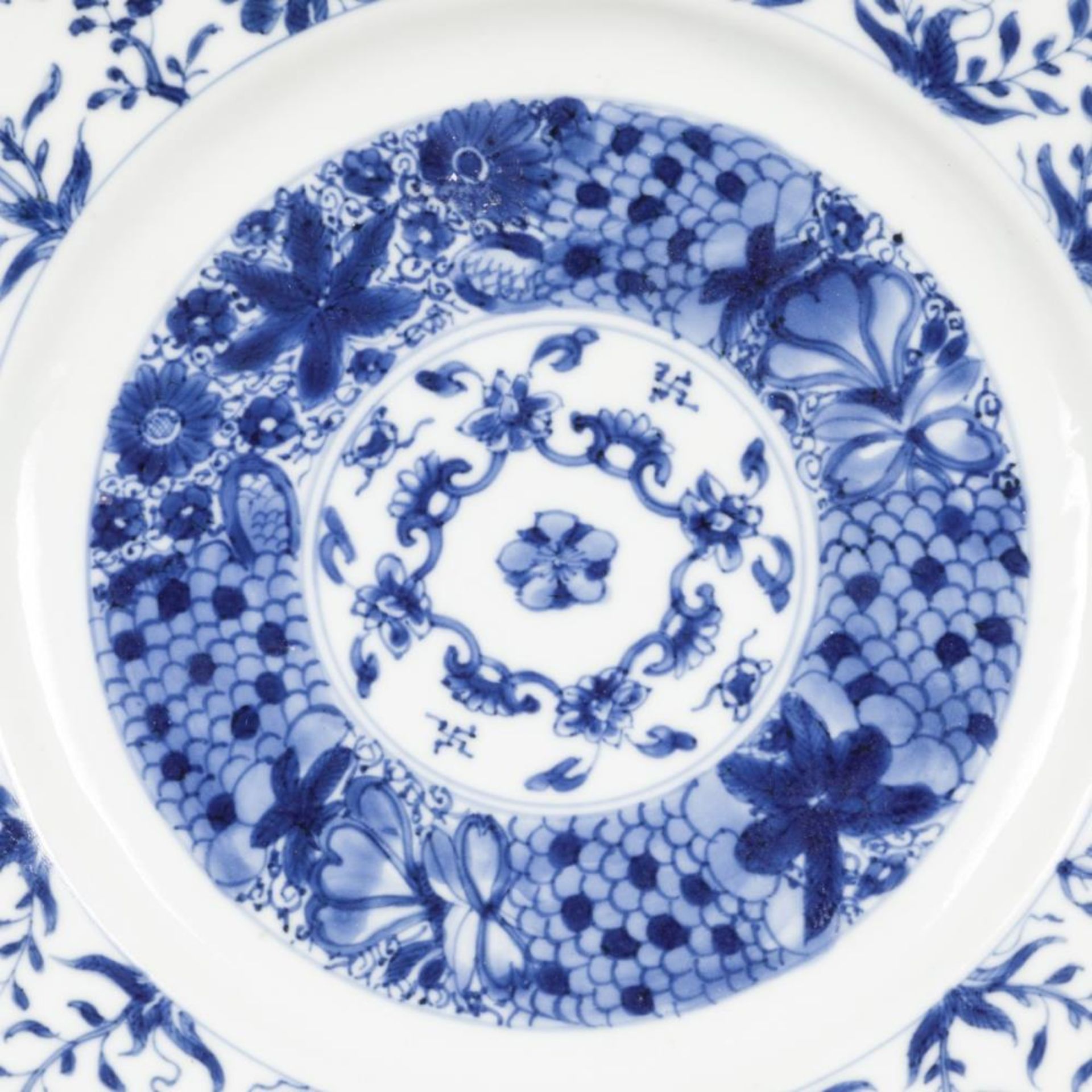 A porcelain charger with floral decoration, China, Kangxi. - Image 4 of 6