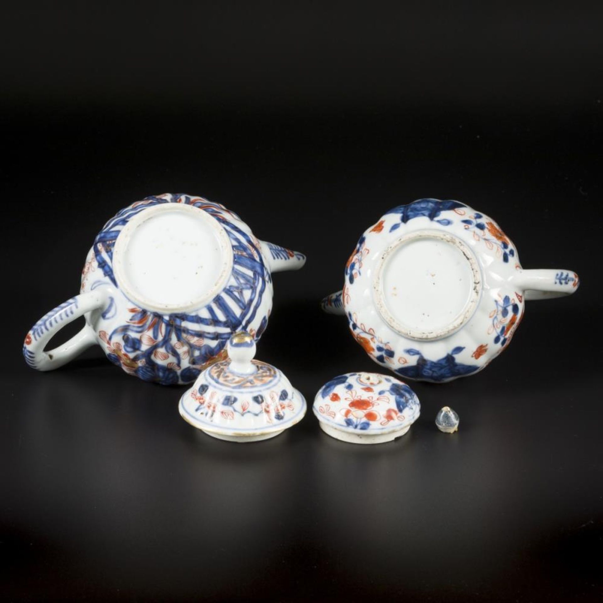A lot of (2) porcelain teapots with Imari decoration. China, 18th century. - Image 12 of 12