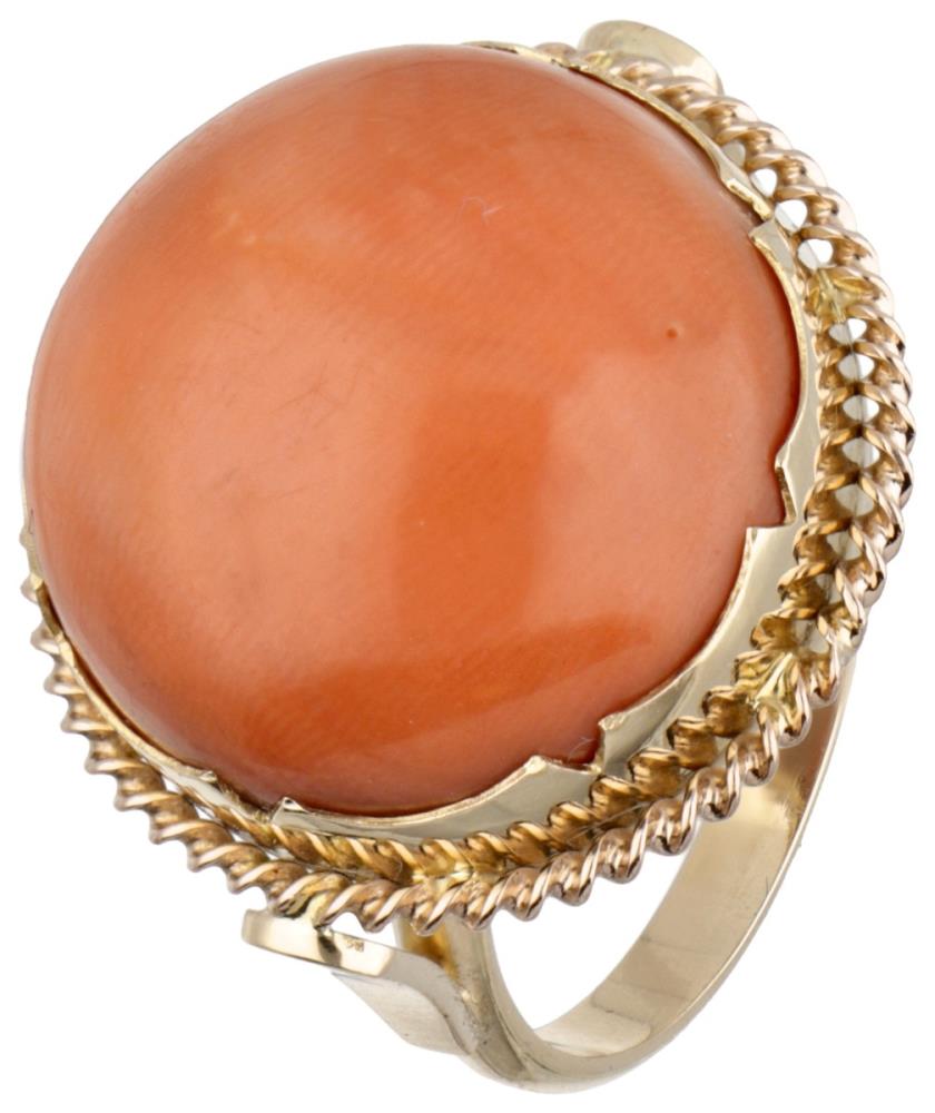 14K. Yellow gold vintage ring set with approx. 14.21 ct. red coral.