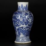 A porcelain vase with decor of prunus on broken ice, China, 19th century.