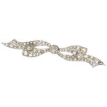 14K. Yellow gold antique bow-shaped brooch set with diamond.