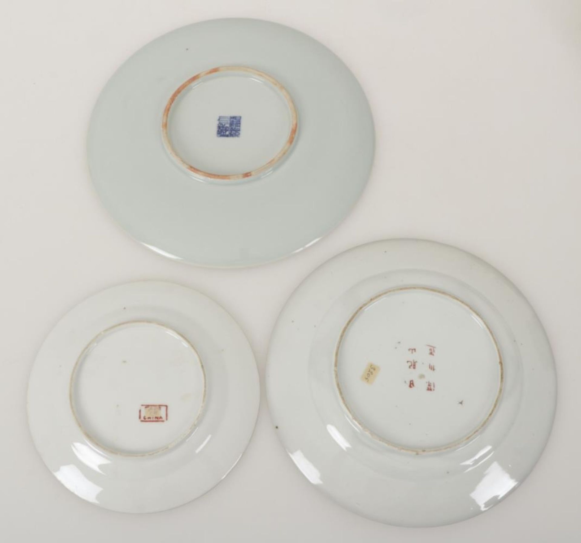 A large lot mixed porcelain Chinese plates and bowles. - Image 3 of 3
