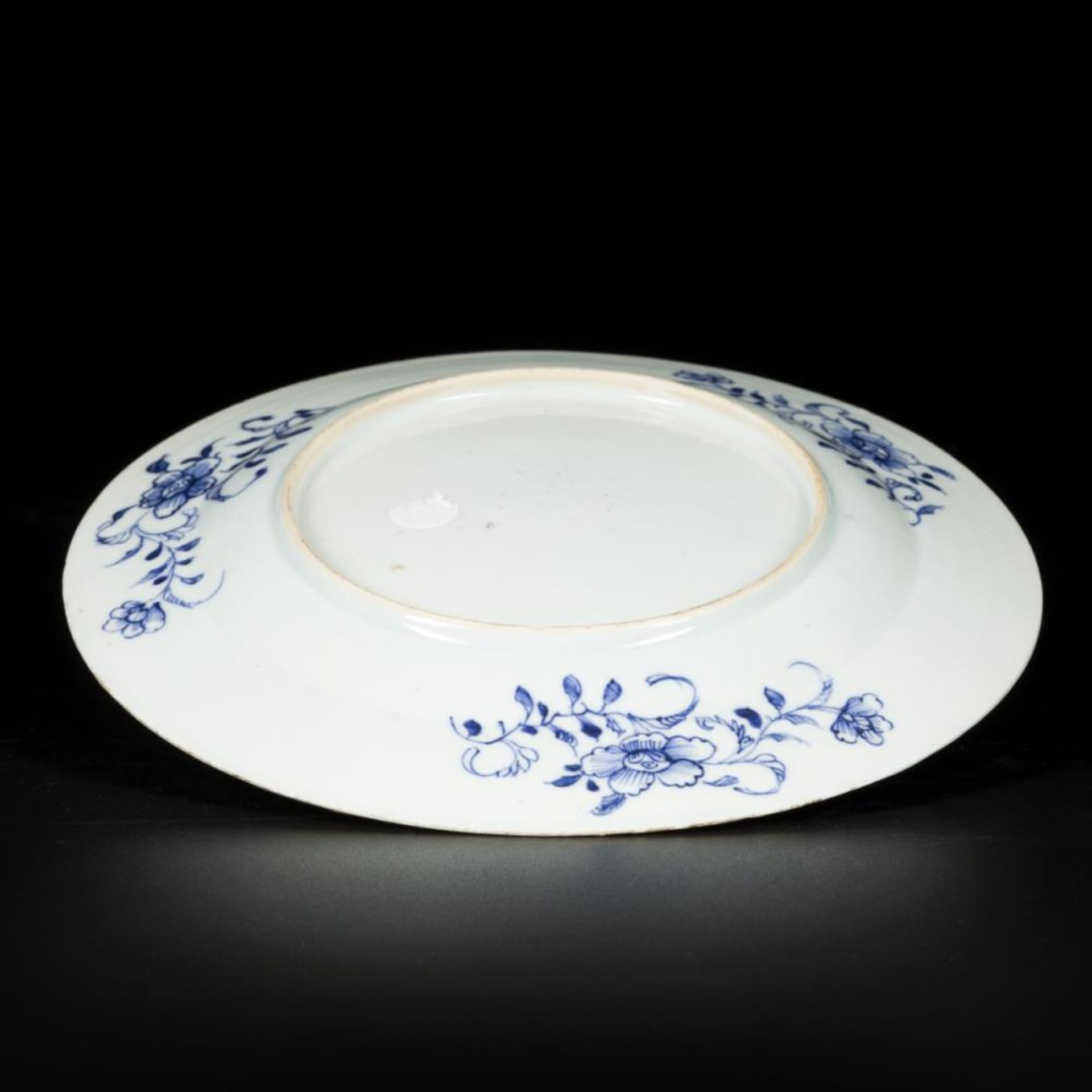 A porcelain plate with lotus leaf decor, pomegranate decor in the center, China, 18th century. - Image 3 of 4