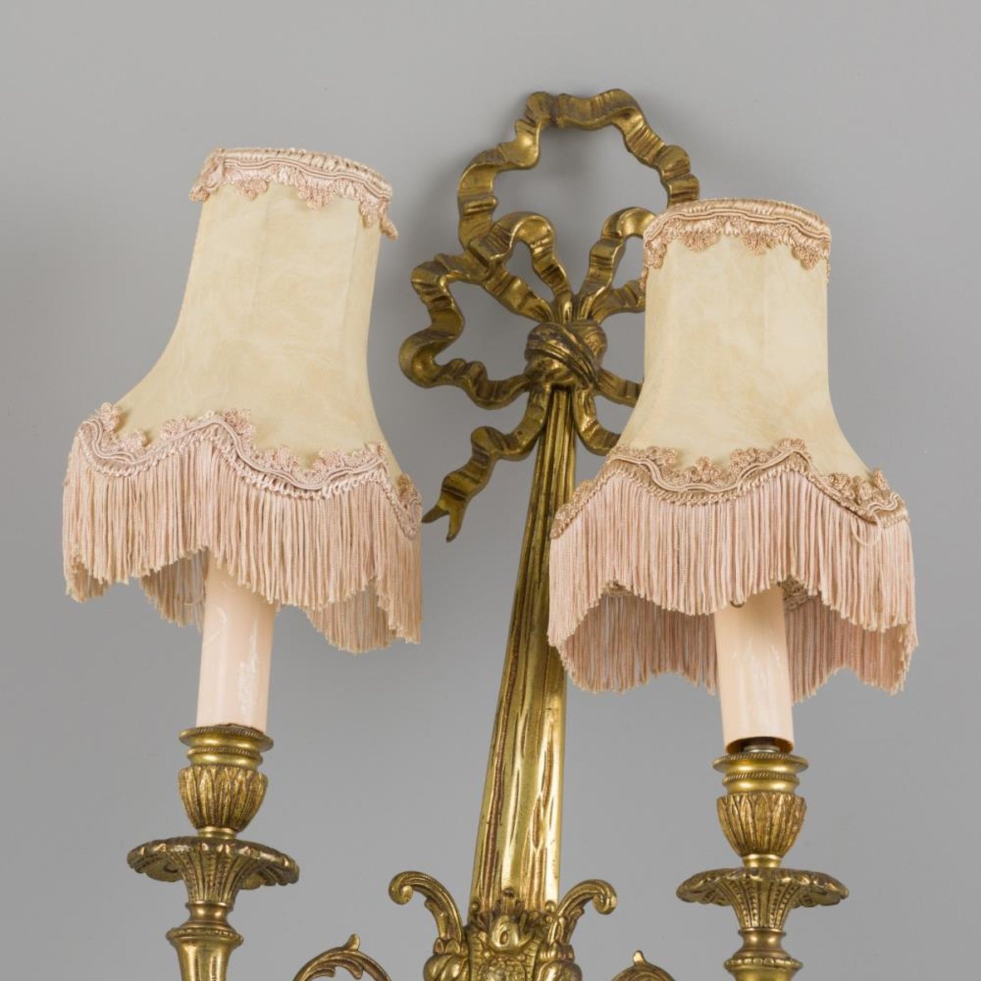 A two-light wall lamp / sconce in Louis XVI-style, brass, France, 20th century. - Bild 2 aus 2