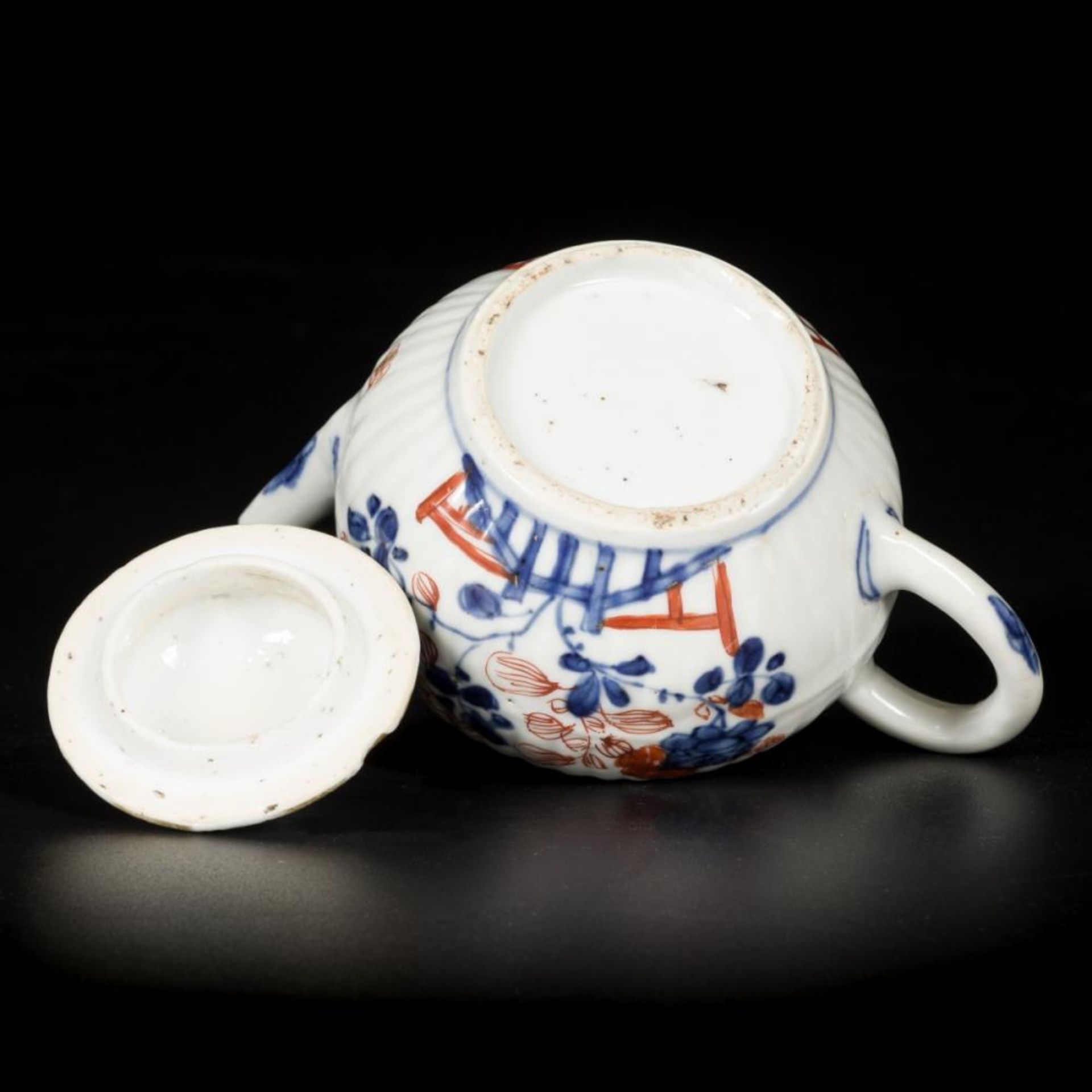 A porcelain Imari teapot with lid, China, 18th century. - Image 8 of 8