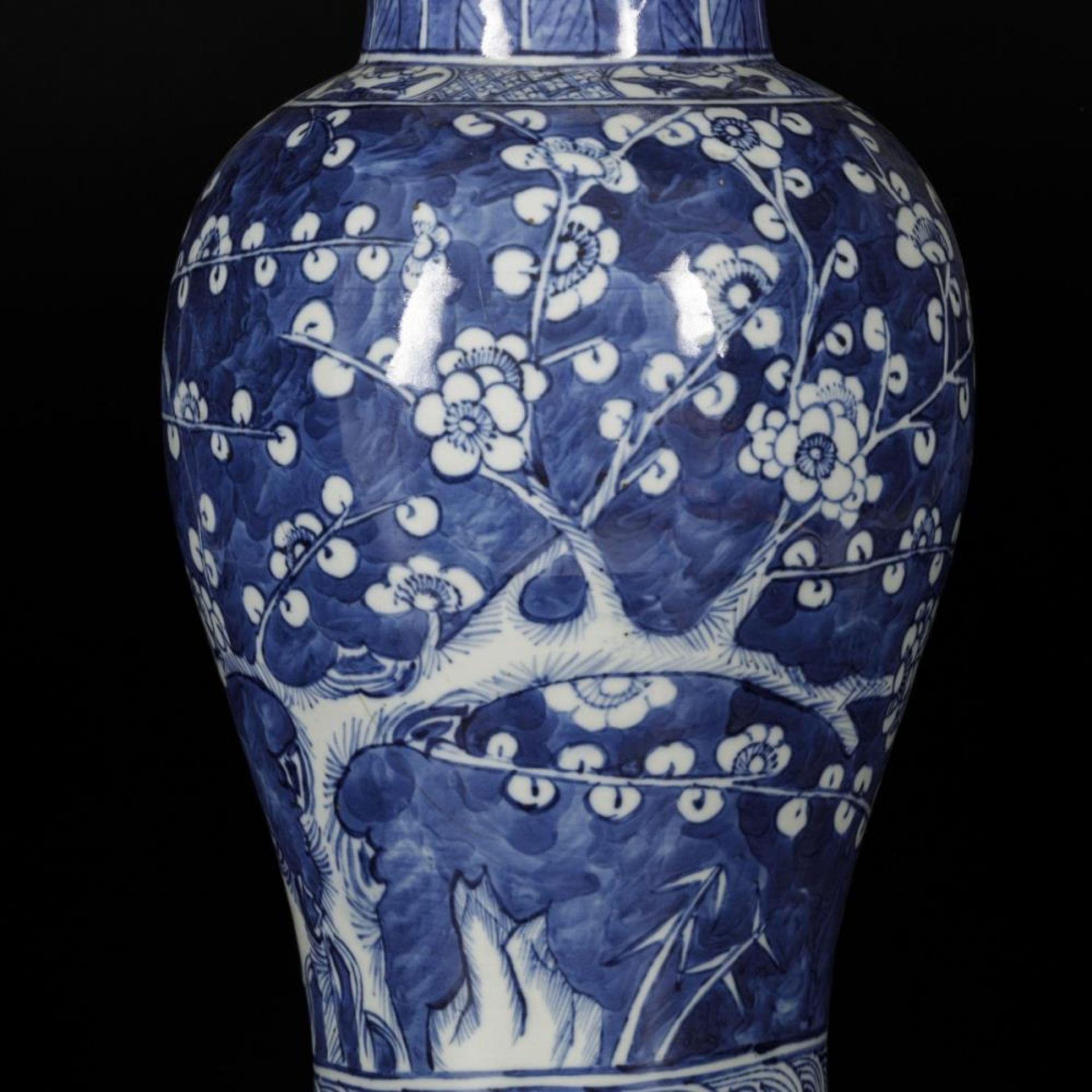 A porcelain vase with decor of prunus on broken ice, China, 19th century. - Image 5 of 18