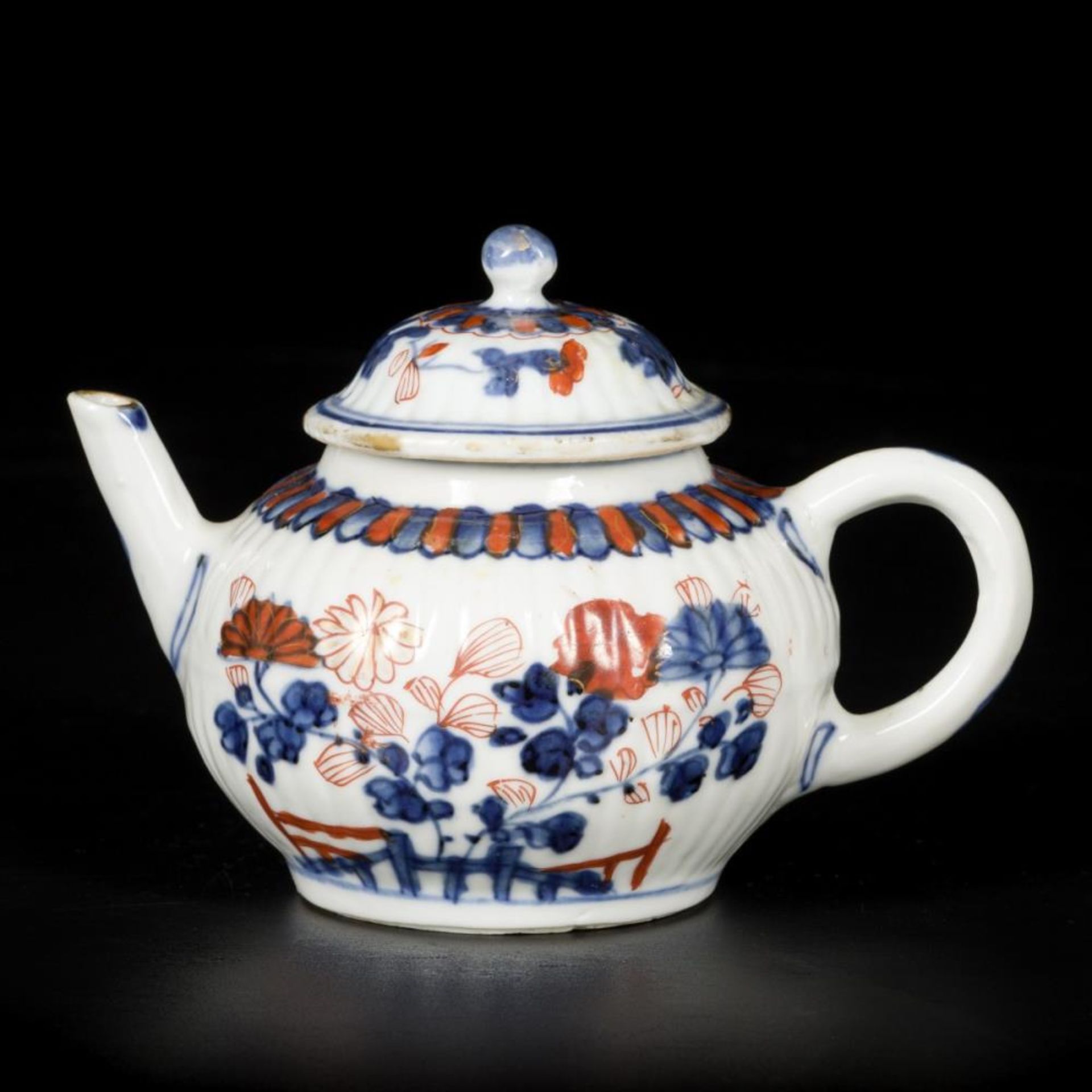 A porcelain Imari teapot with lid, China, 18th century. - Image 4 of 8