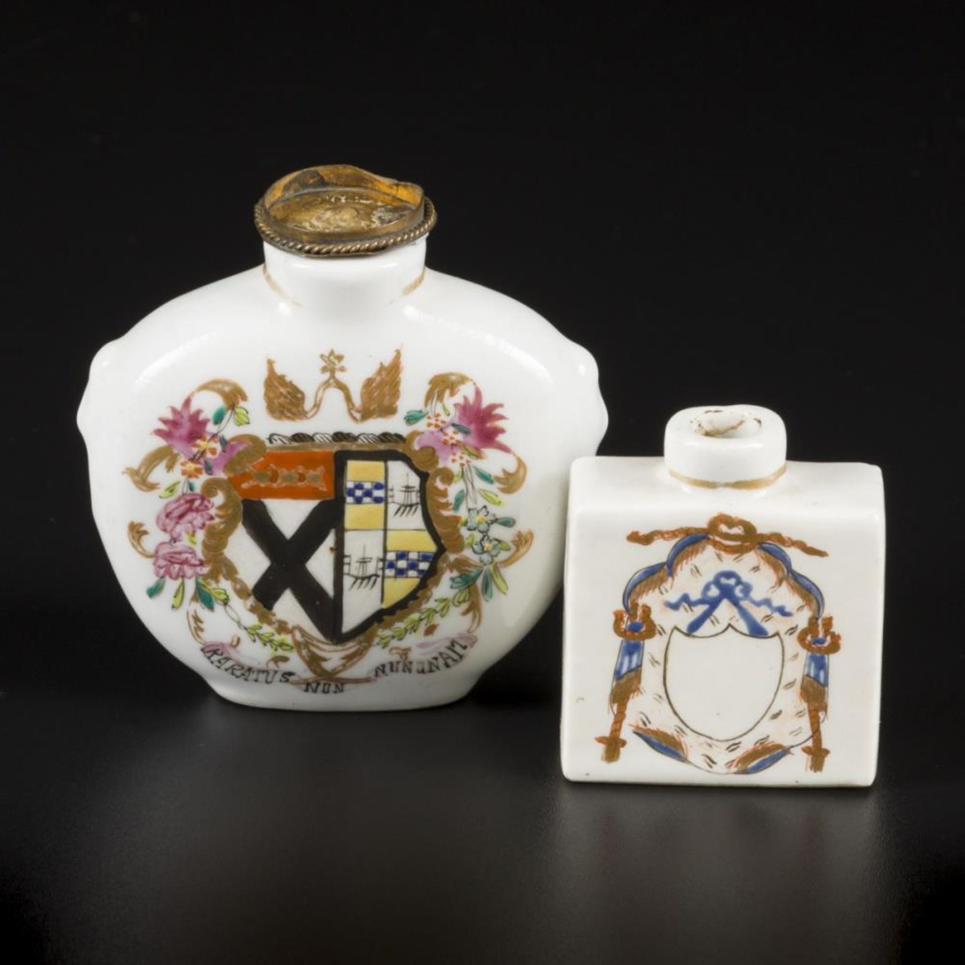 A lot of (2) porcelain snuff bottles with coat of arms decoration. China, 19th century. - Image 2 of 6