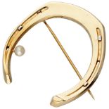 14K. Yellow gold Deposé vintage horseshoe brooch set with a freshwater pearl.