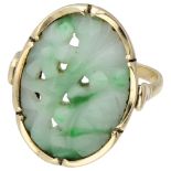 14K. Yellow gold vintage ring set with carved jade.