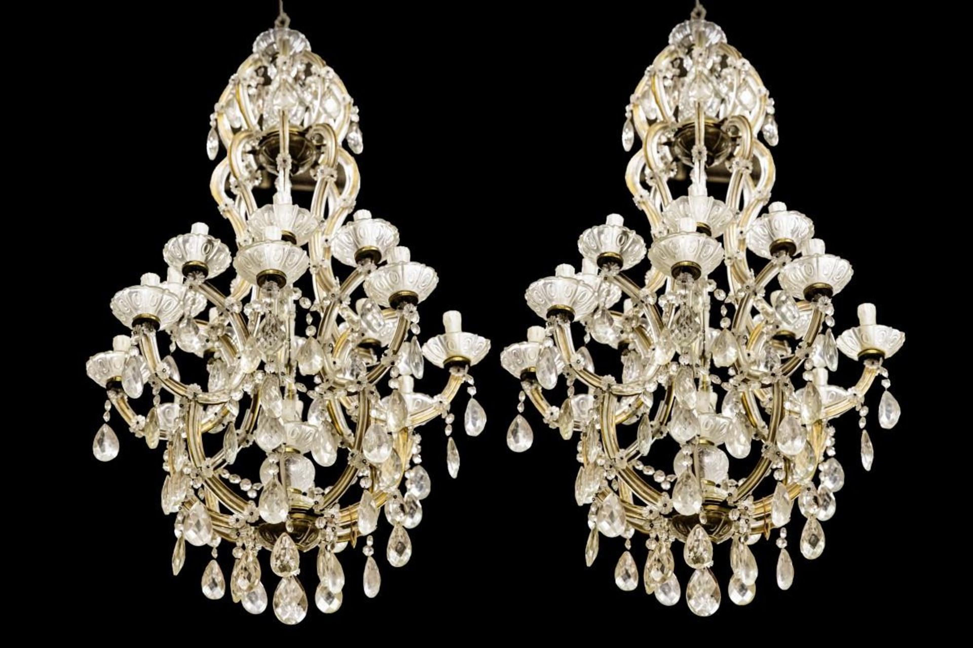 A set of (2) Louis XV-style chandeliers, France, 20th century.
