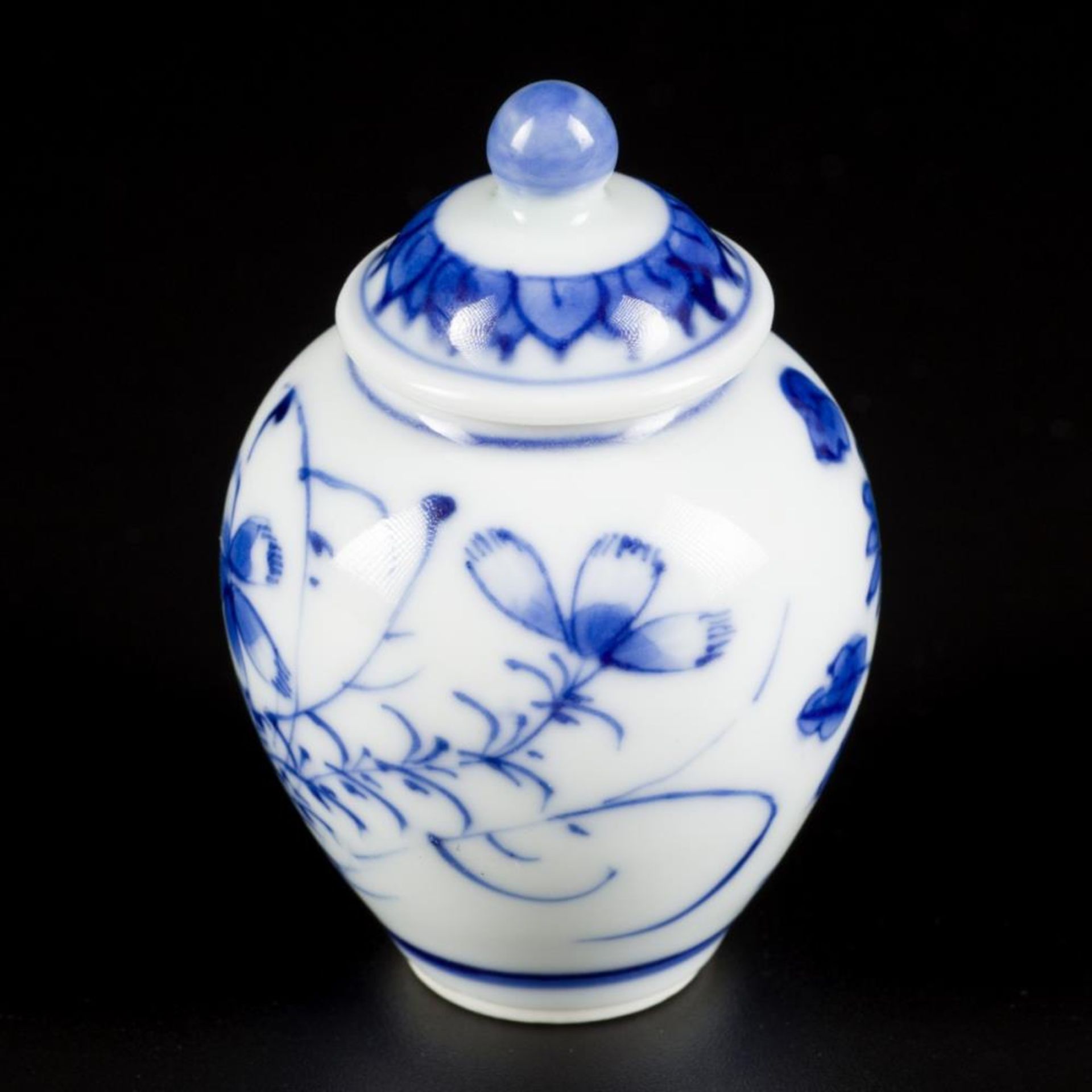A porcelain storage jar with floral decor, China, Kangxi. - Image 6 of 12