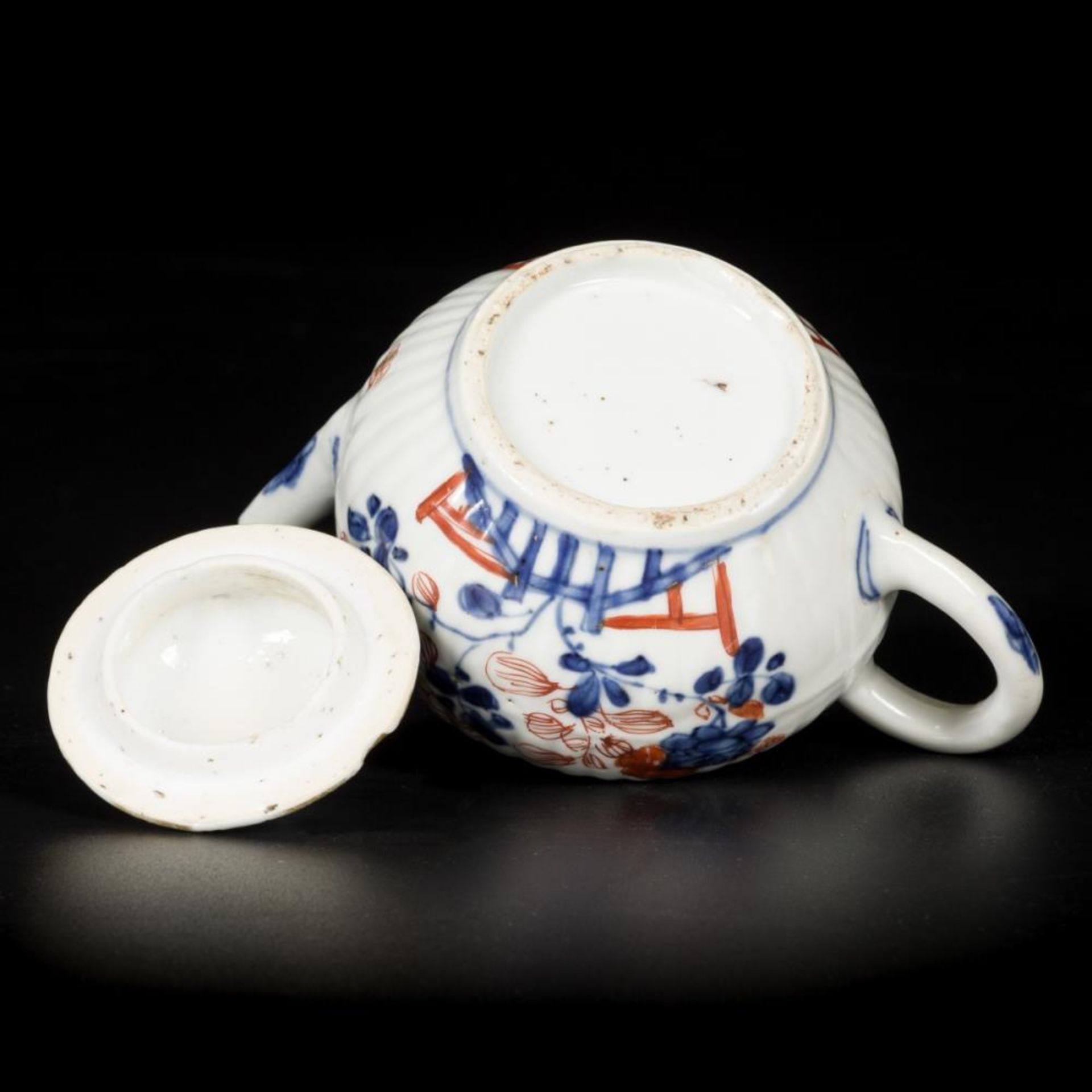 A porcelain Imari teapot with lid, China, 18th century. - Image 7 of 8