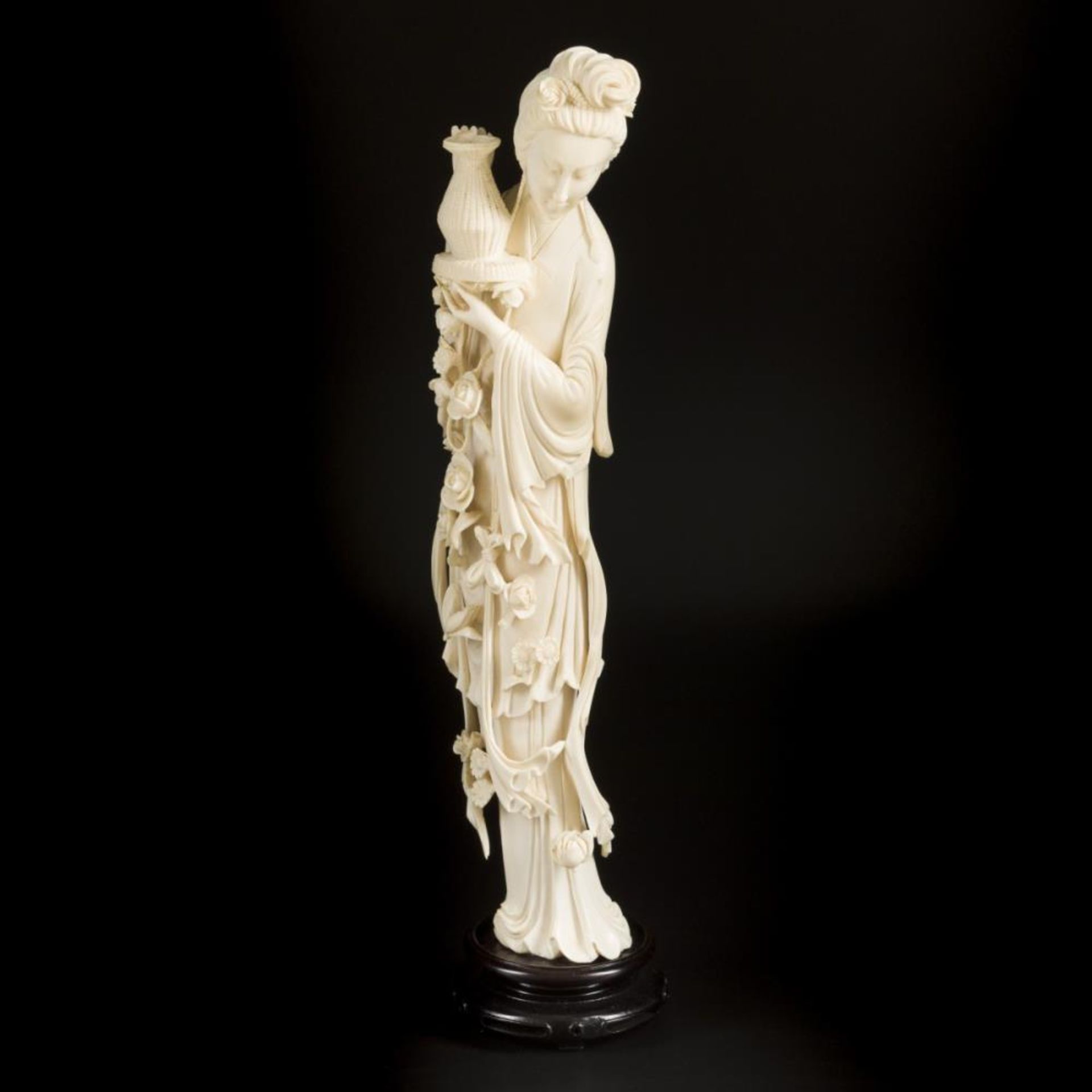 An ivory-sculpted Guan-Yin on a wooden base. China, circa 1920. - Image 2 of 6